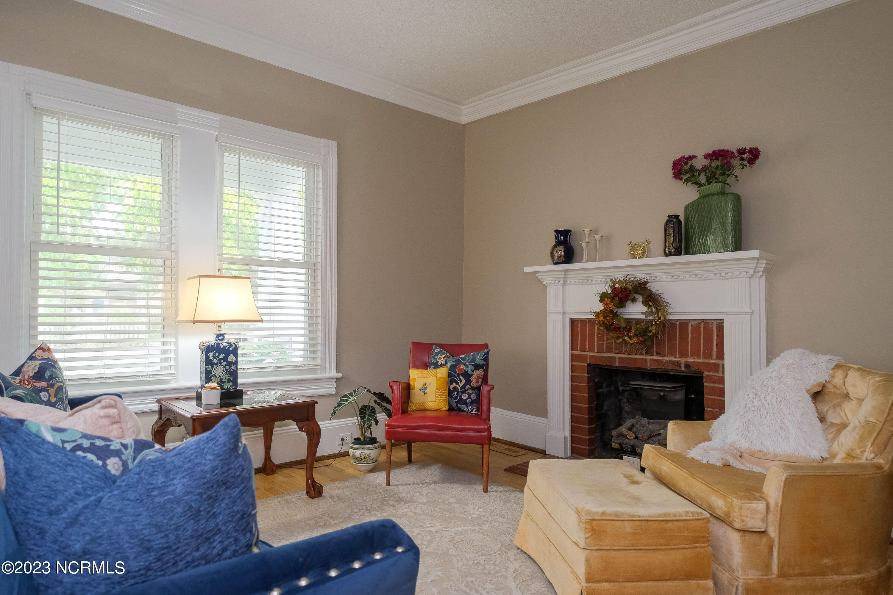 111 S Oakum Street Property Photo 4