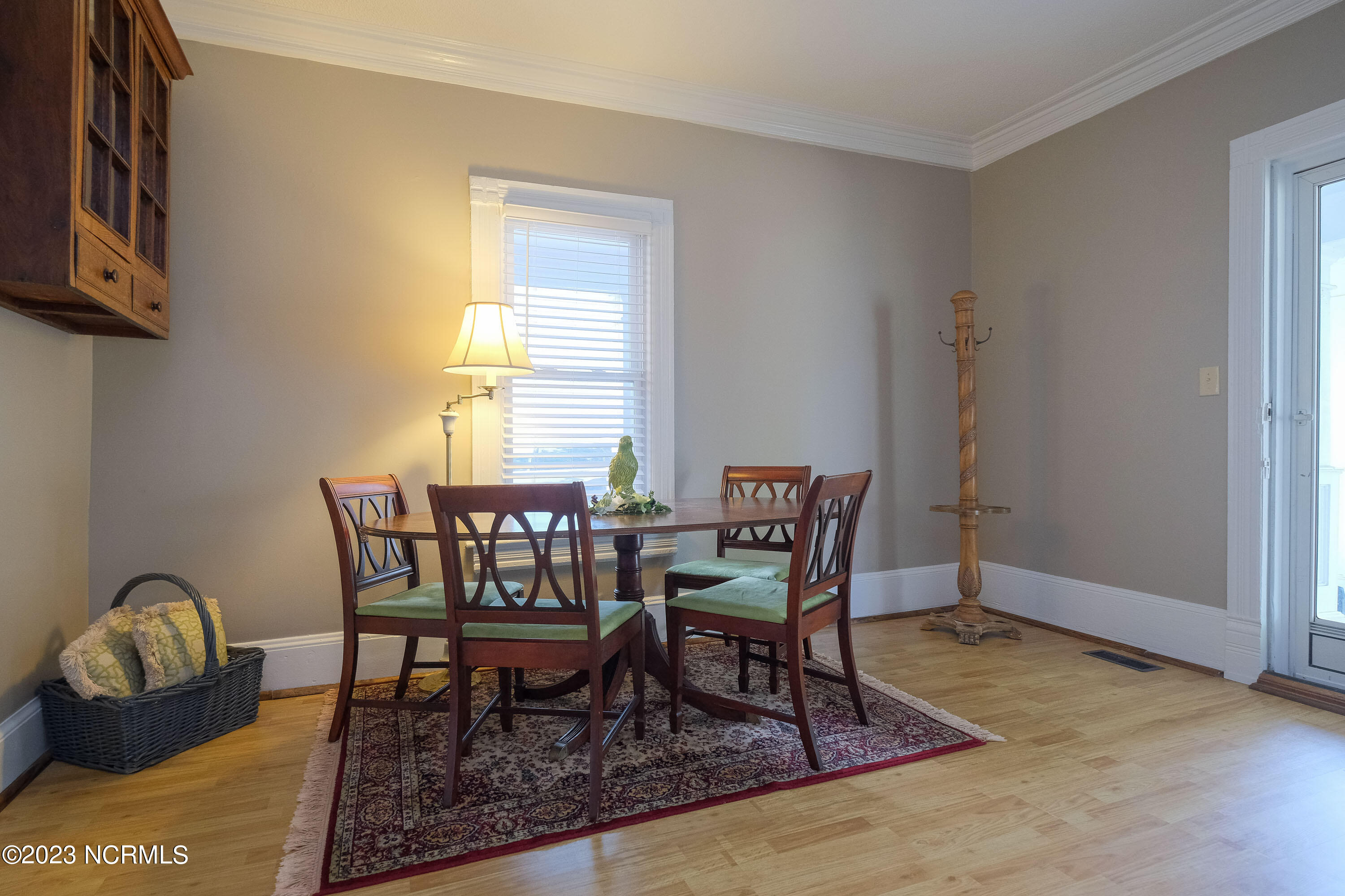 111 S Oakum Street Property Photo 8
