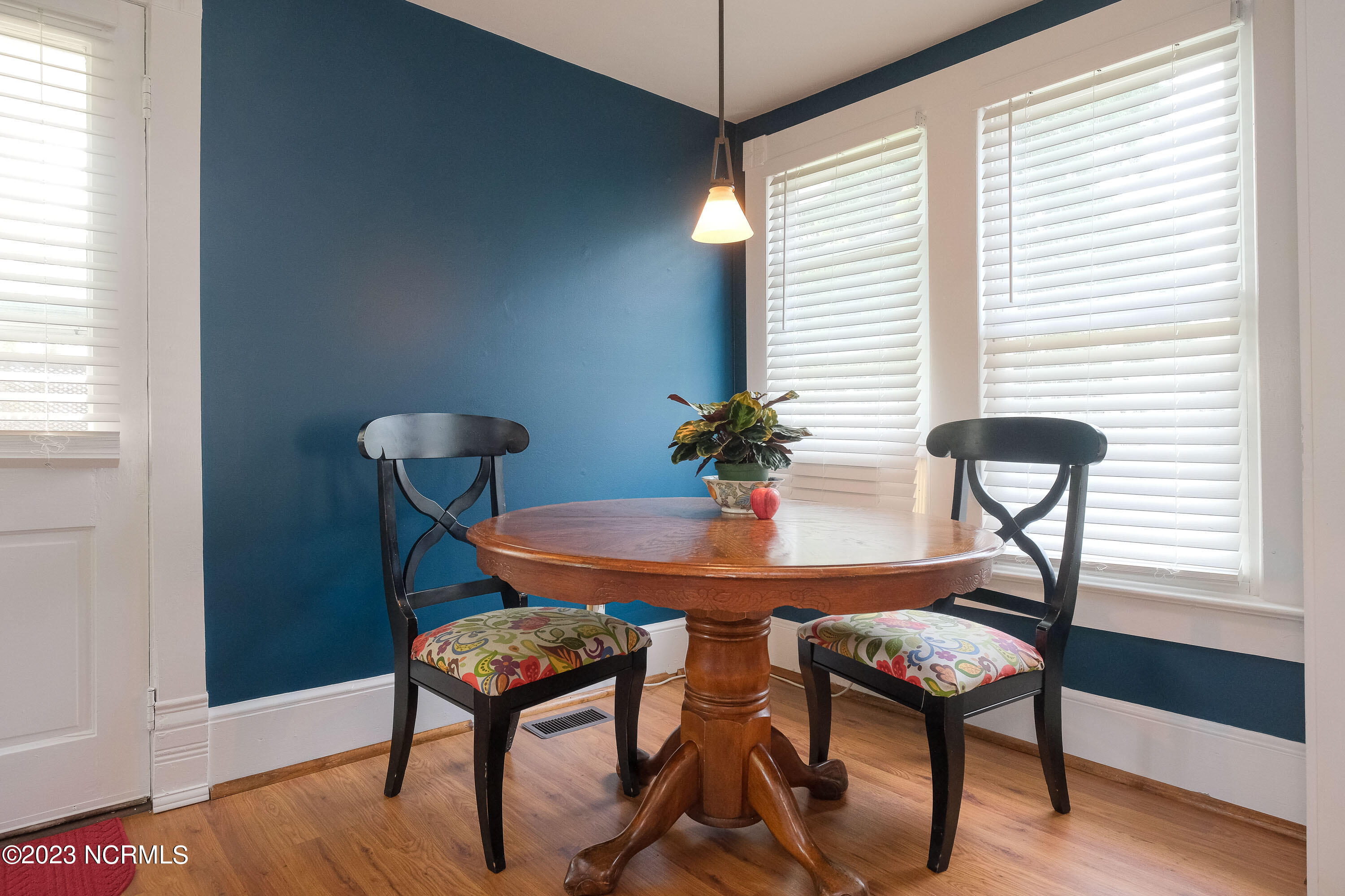 111 S Oakum Street Property Photo 14