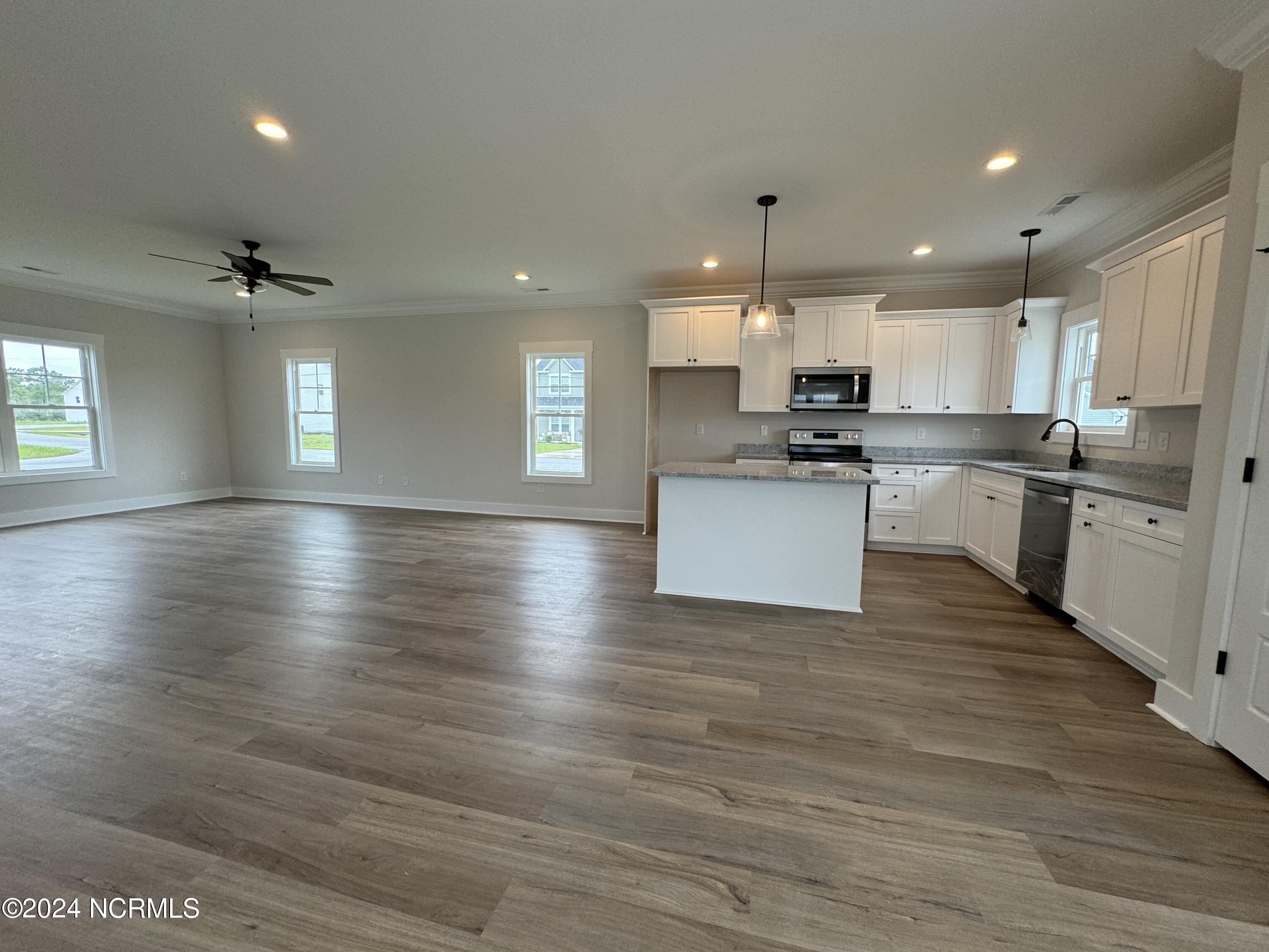 401 Bay Harbor Court Property Photo 5