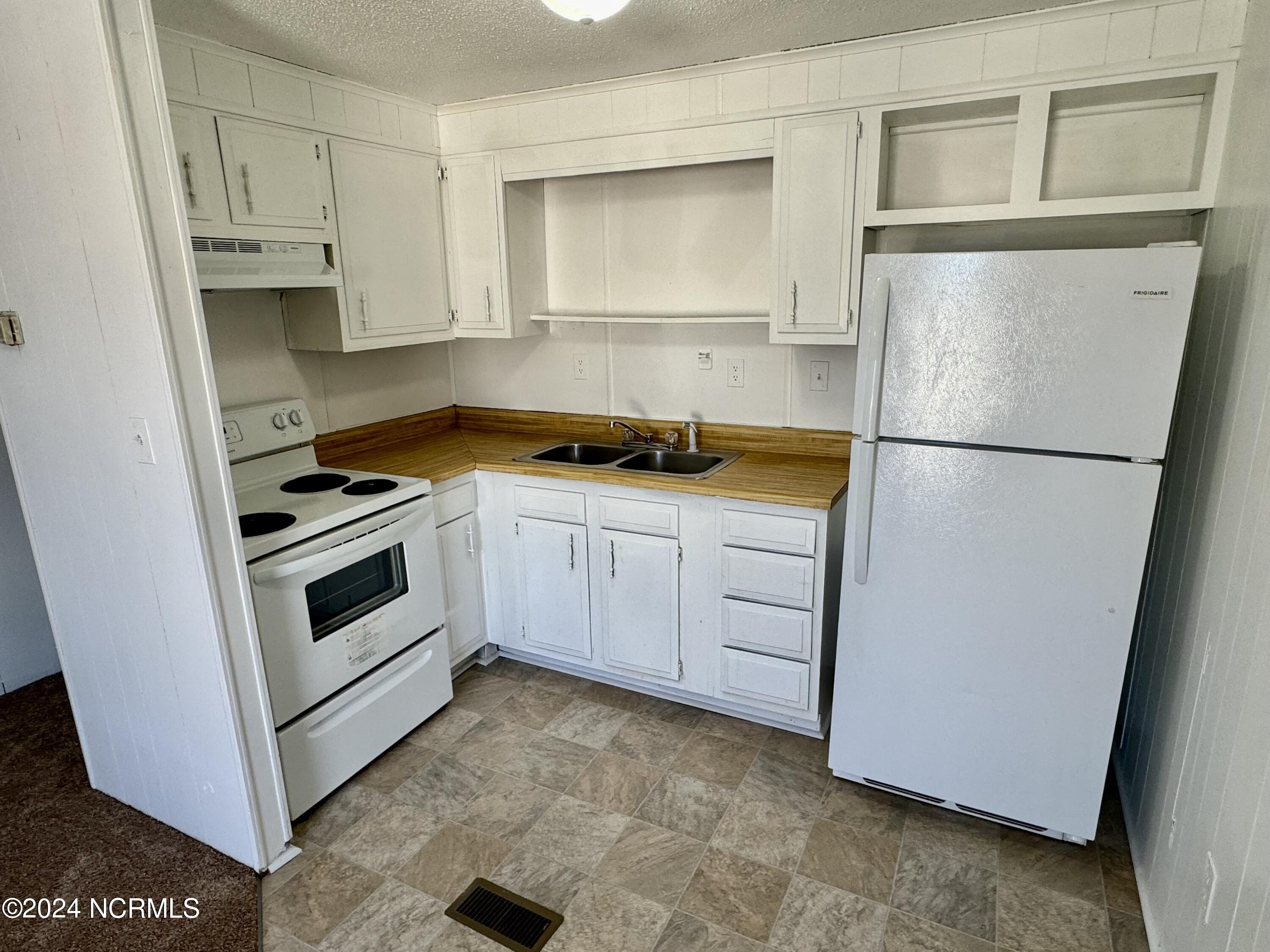 1504 Iris Circle D Property Photo 2