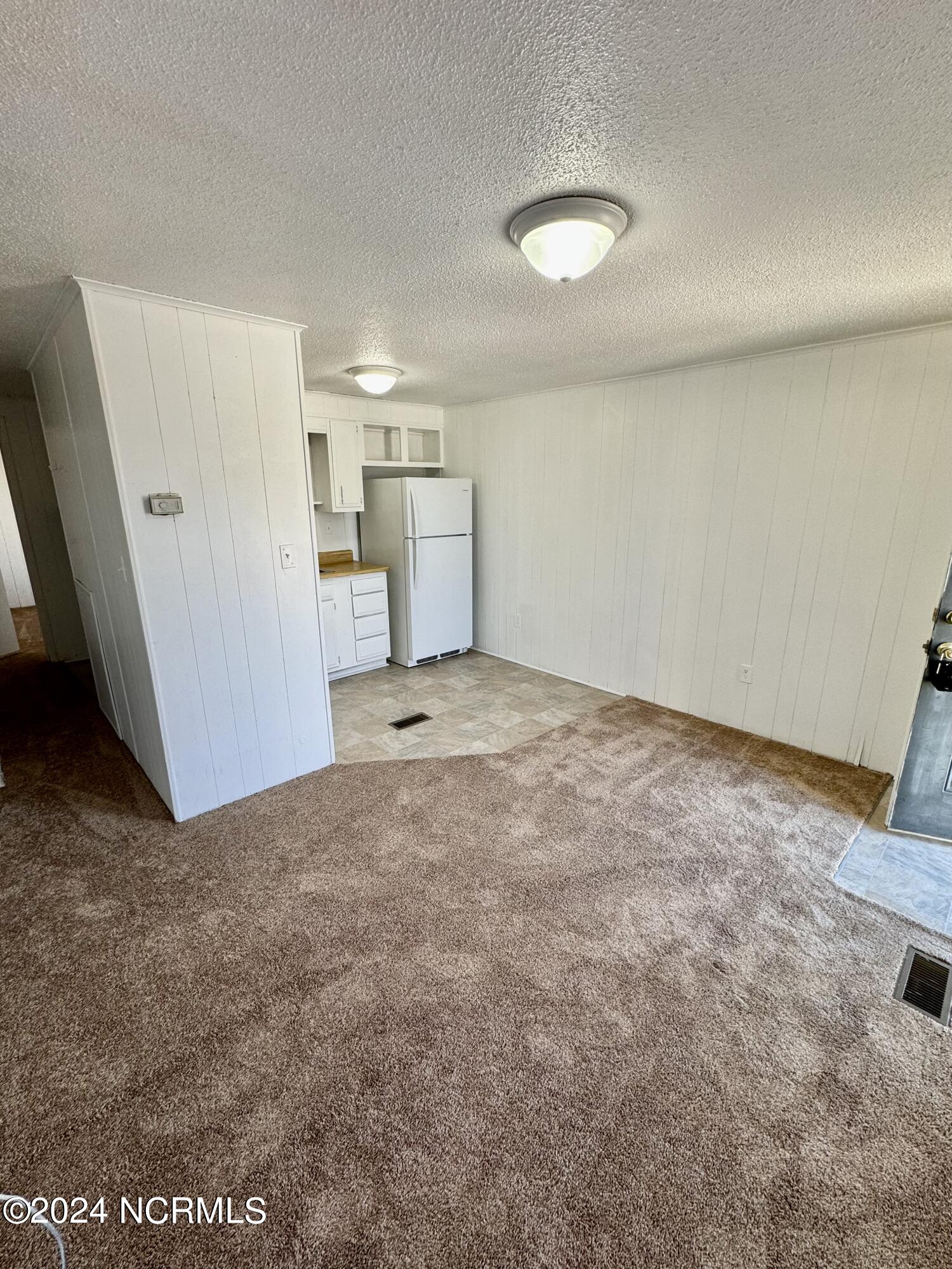 1504 Iris Circle D Property Photo 3