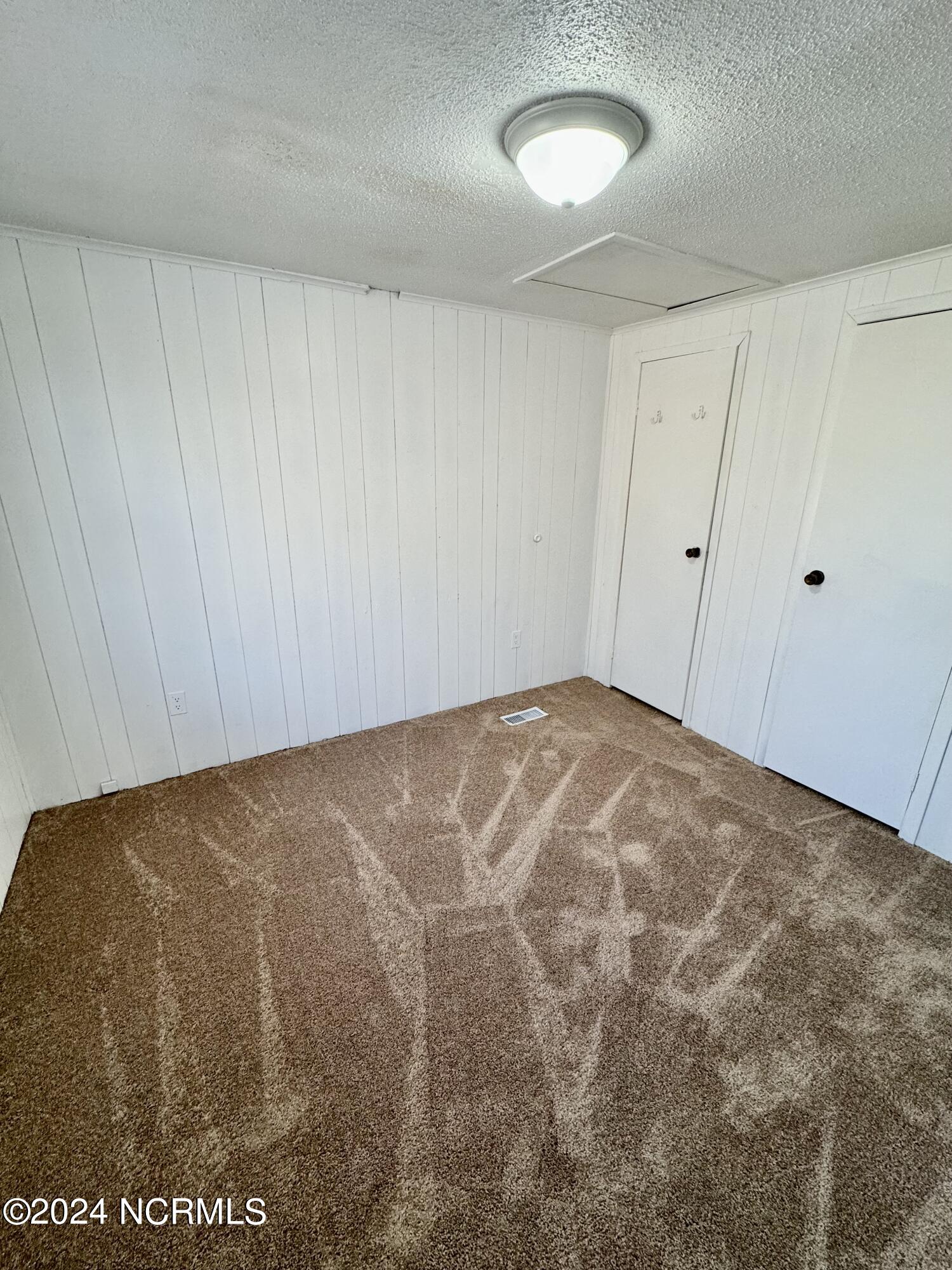 1504 Iris Circle D Property Photo 5