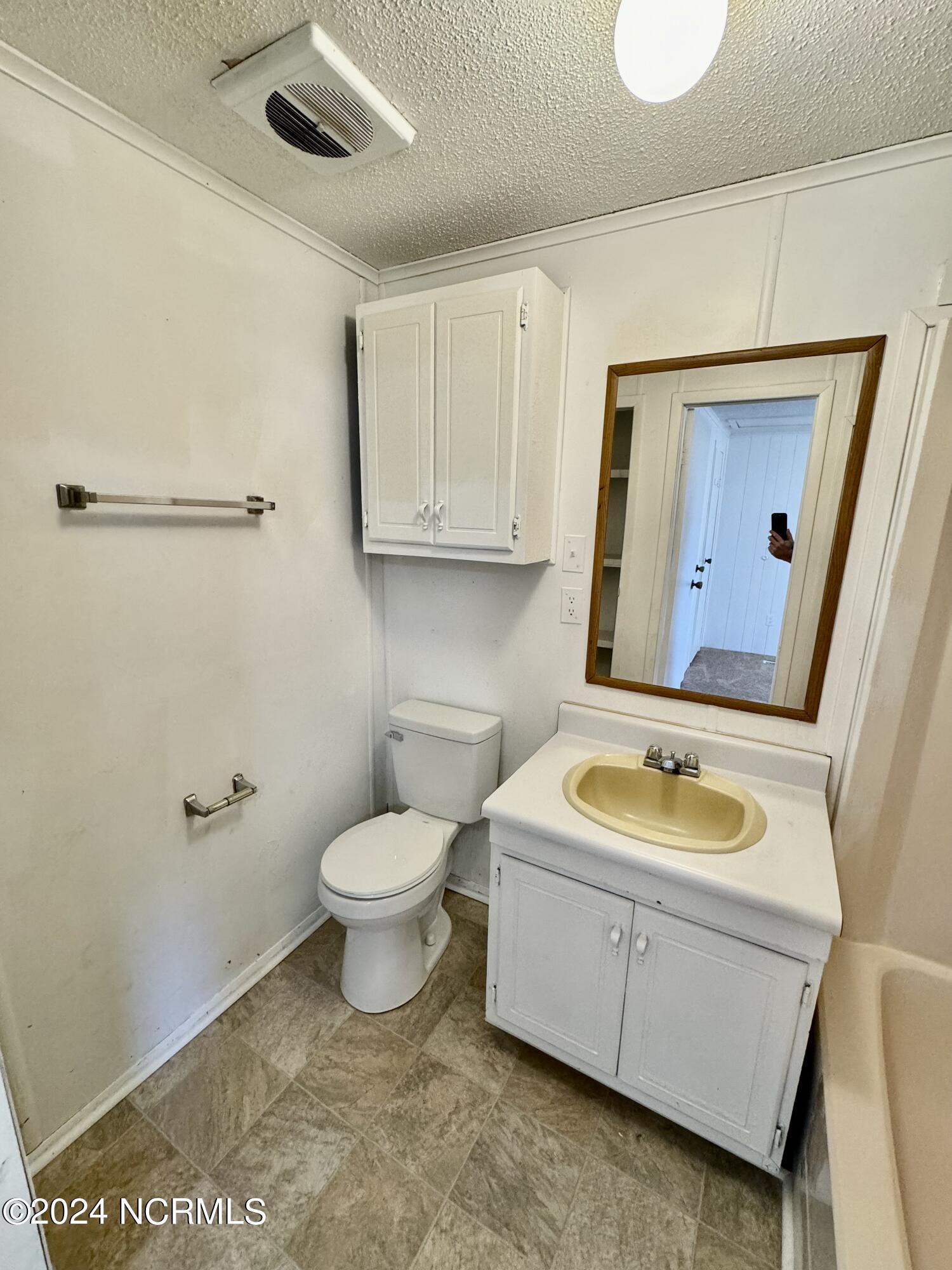1504 Iris Circle D Property Photo 6
