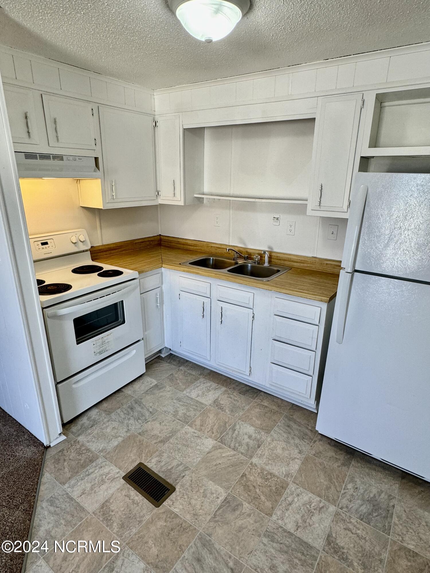 1504 Iris Circle D Property Photo 7
