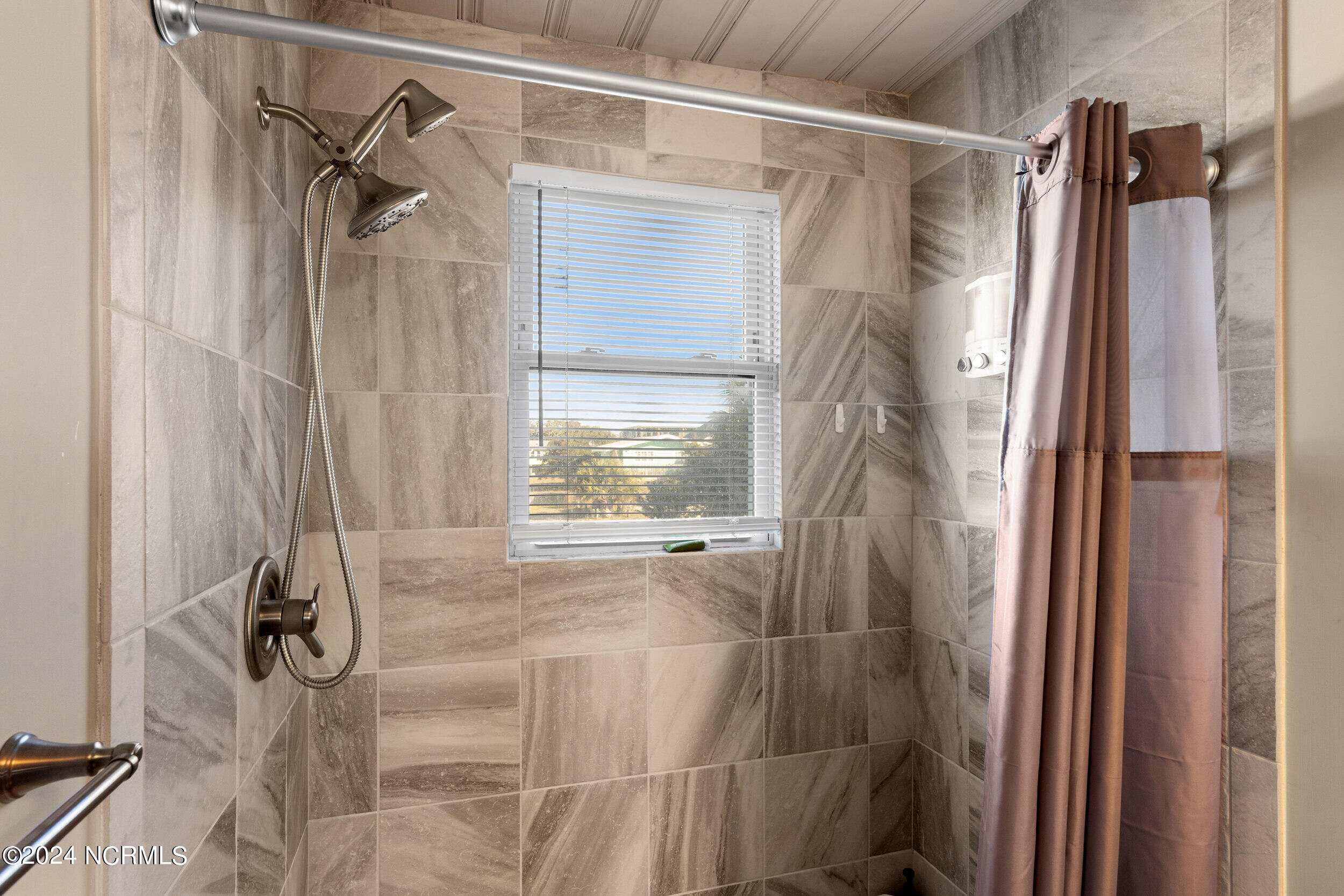 1606 E Beach Drive Property Photo 20