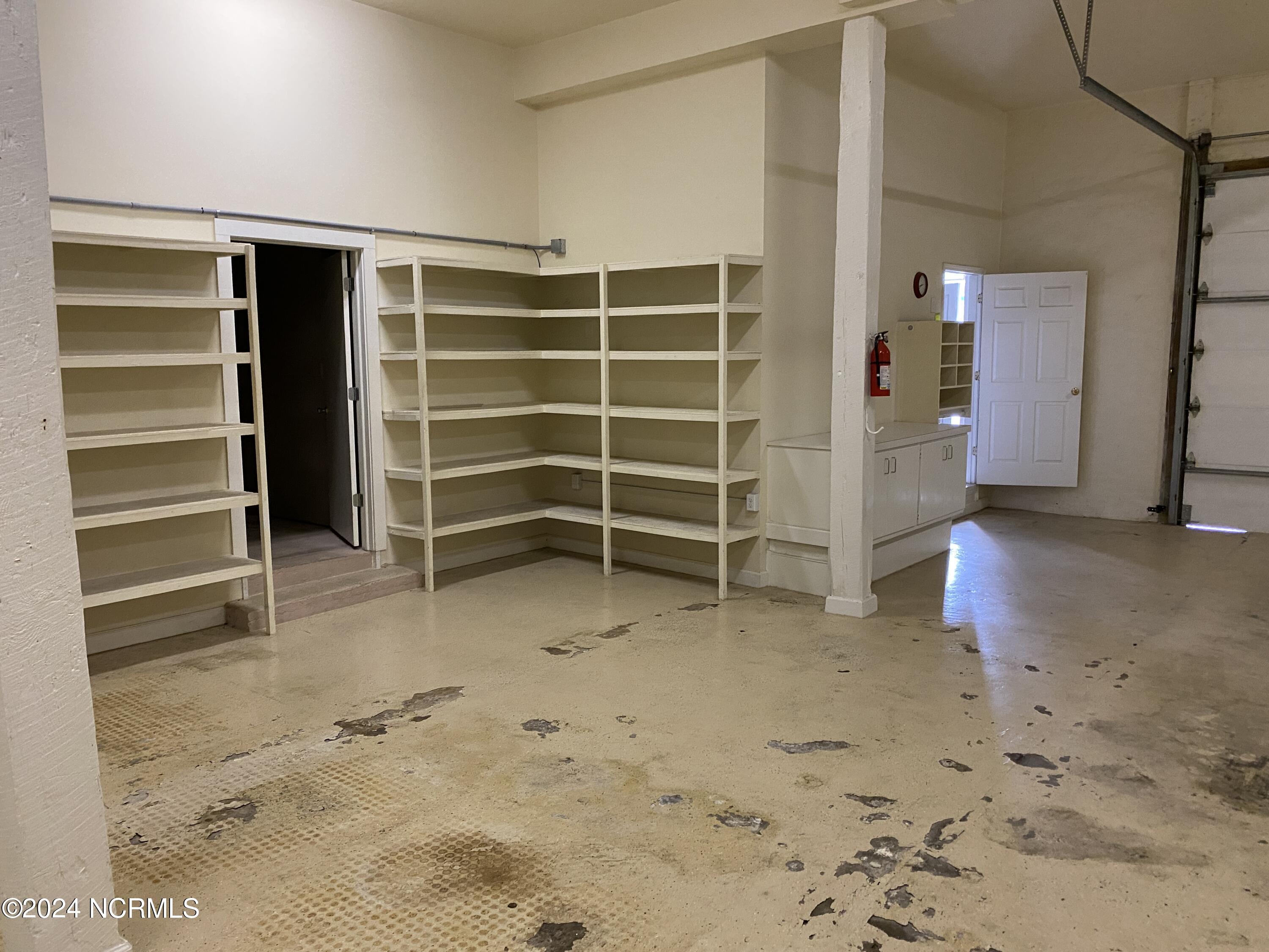 916 W 3rd Street Property Photo 13