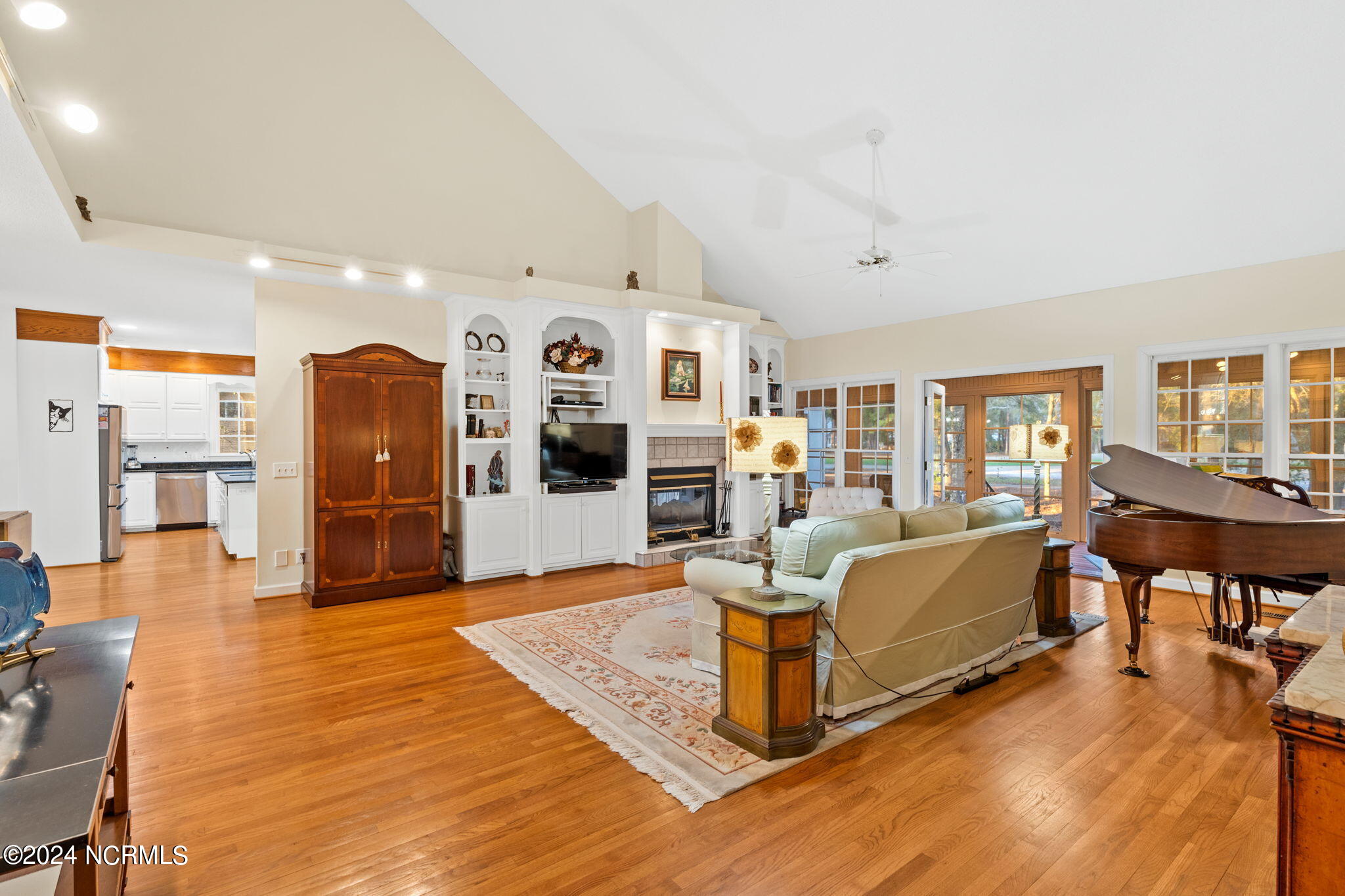 420 Lake Shore Drive Property Photo 18
