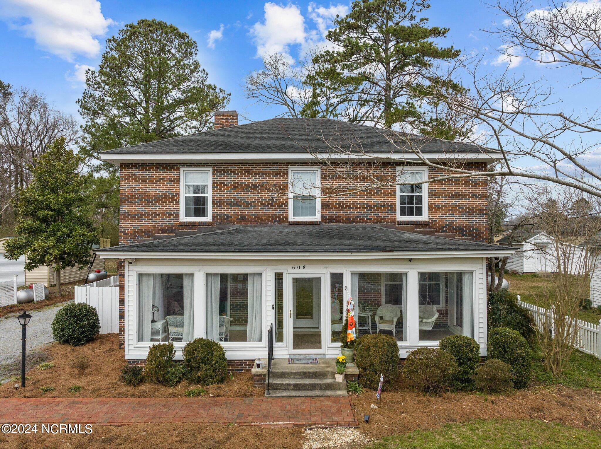 608 College Street Property Photo 1
