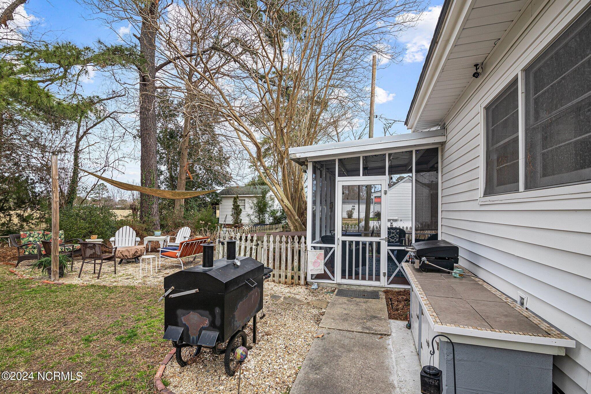 608 College Street Property Photo 6