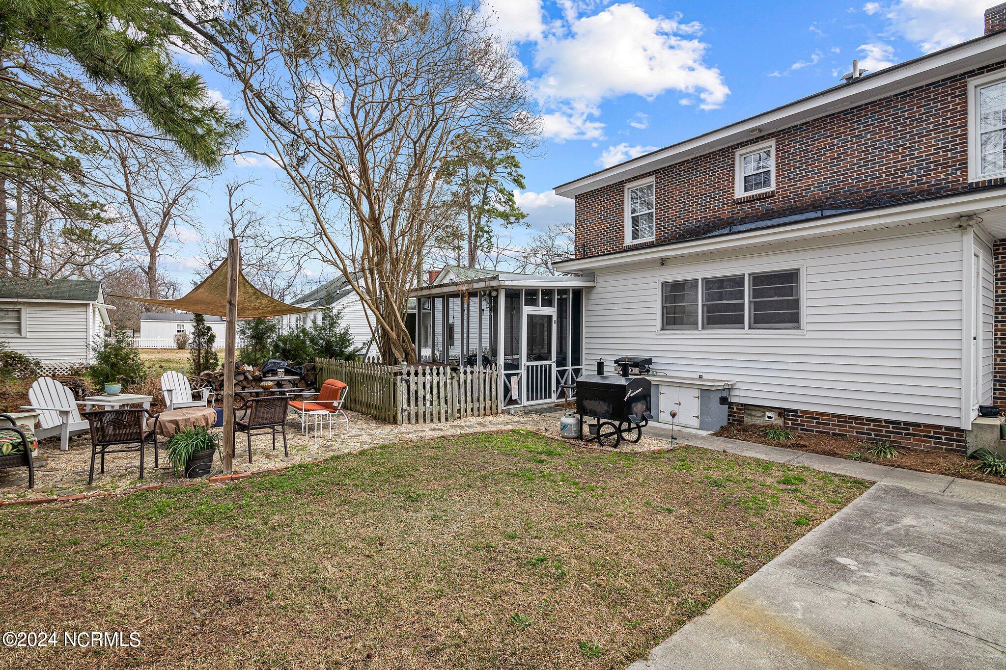 608 College Street Property Photo 7