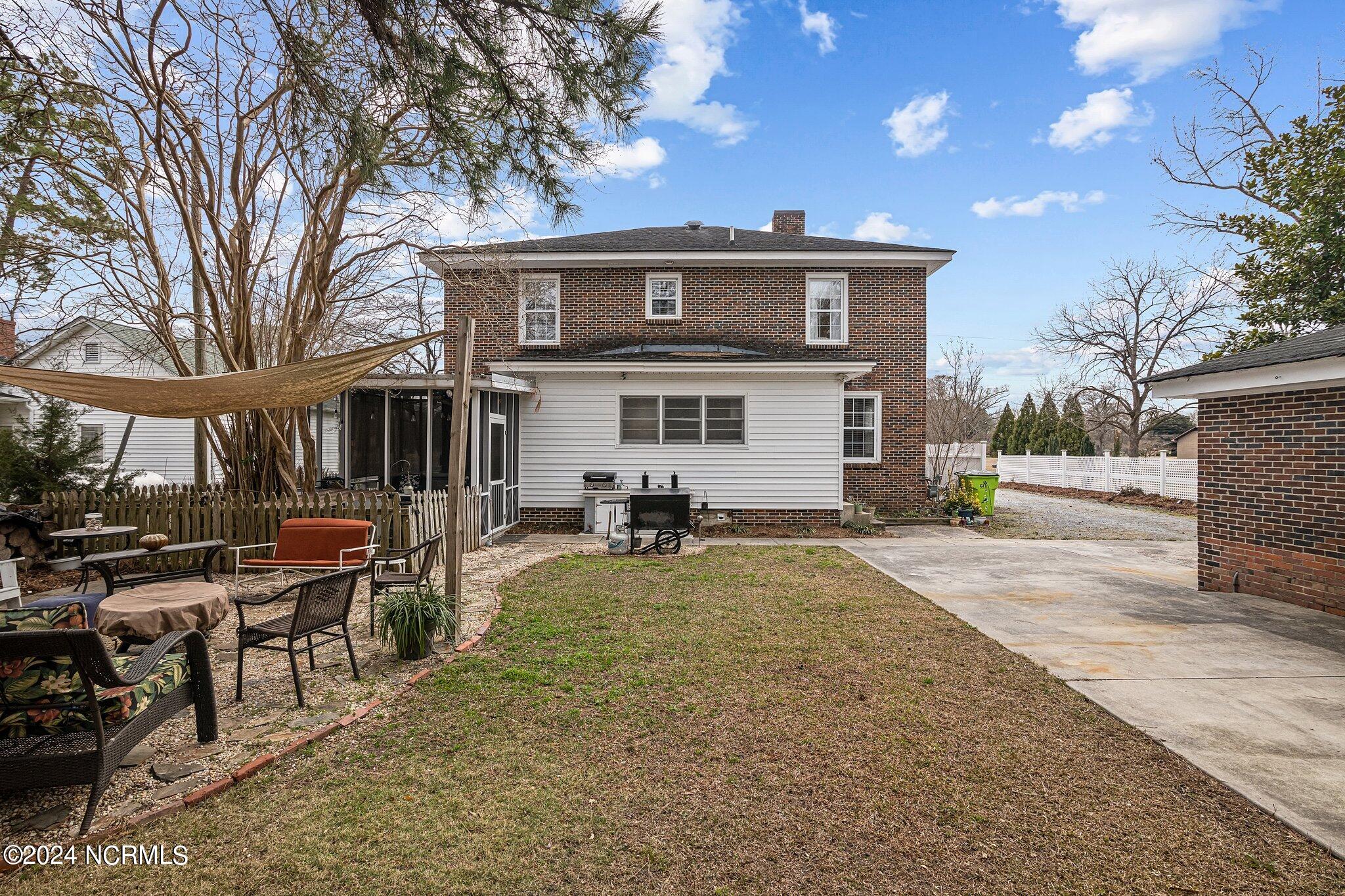 608 College Street Property Photo 8