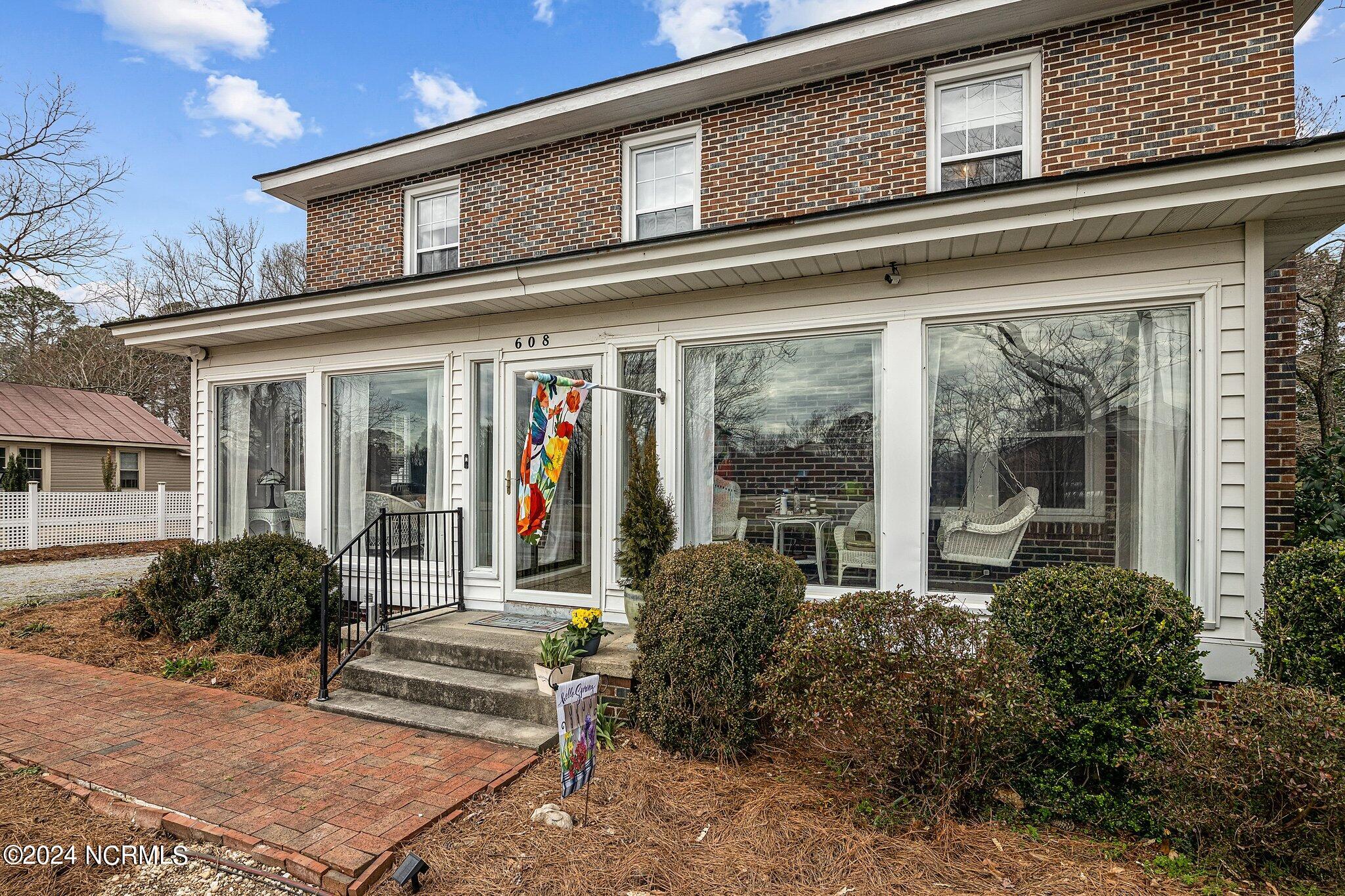 608 College Street Property Photo 10