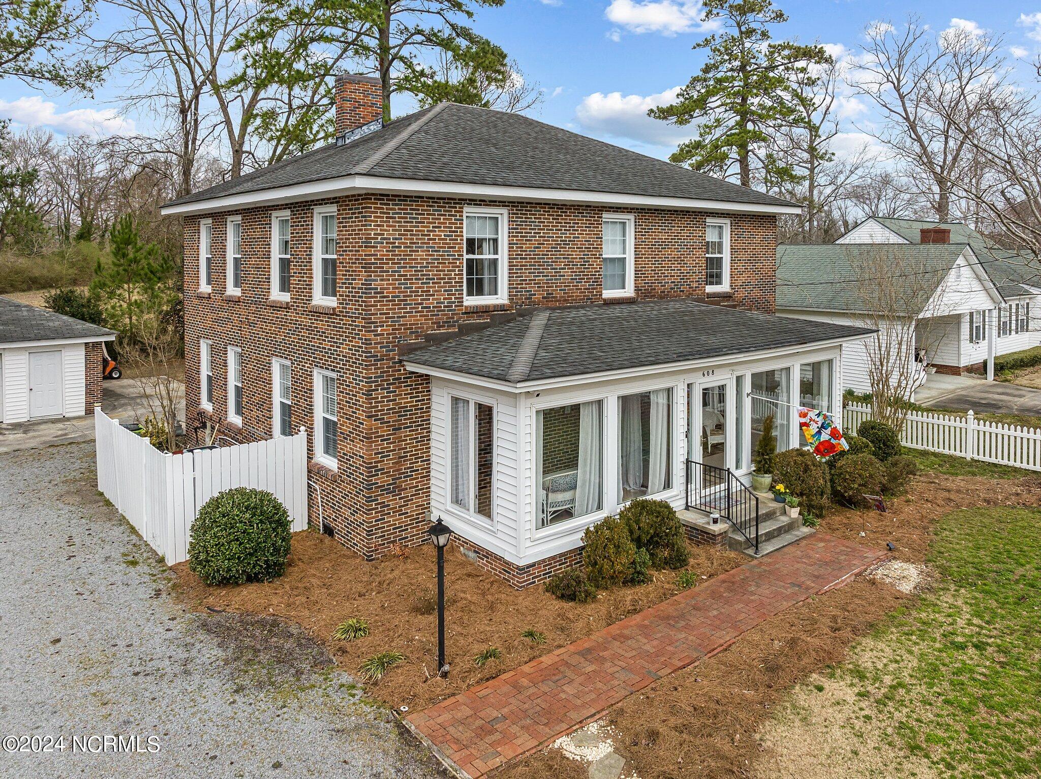 608 College Street Property Photo 43
