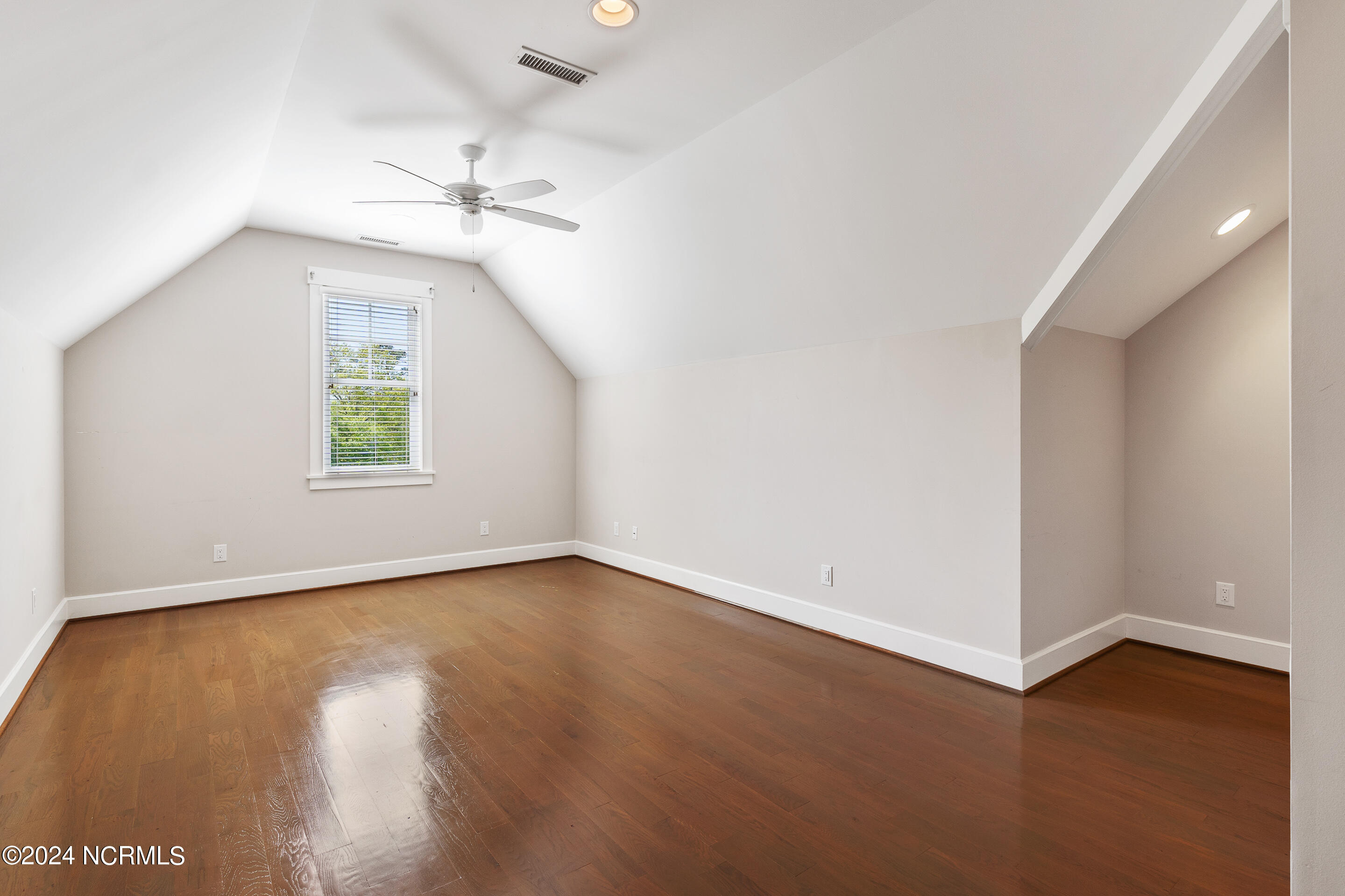 602 W Owens Street Property Photo 33