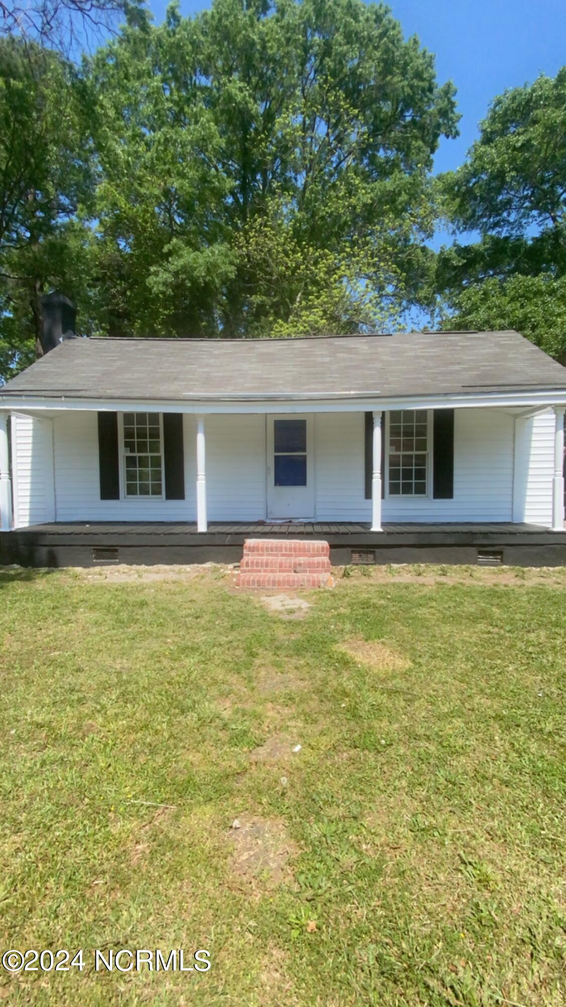 240 E Raleigh Boulevard Property Photo 1