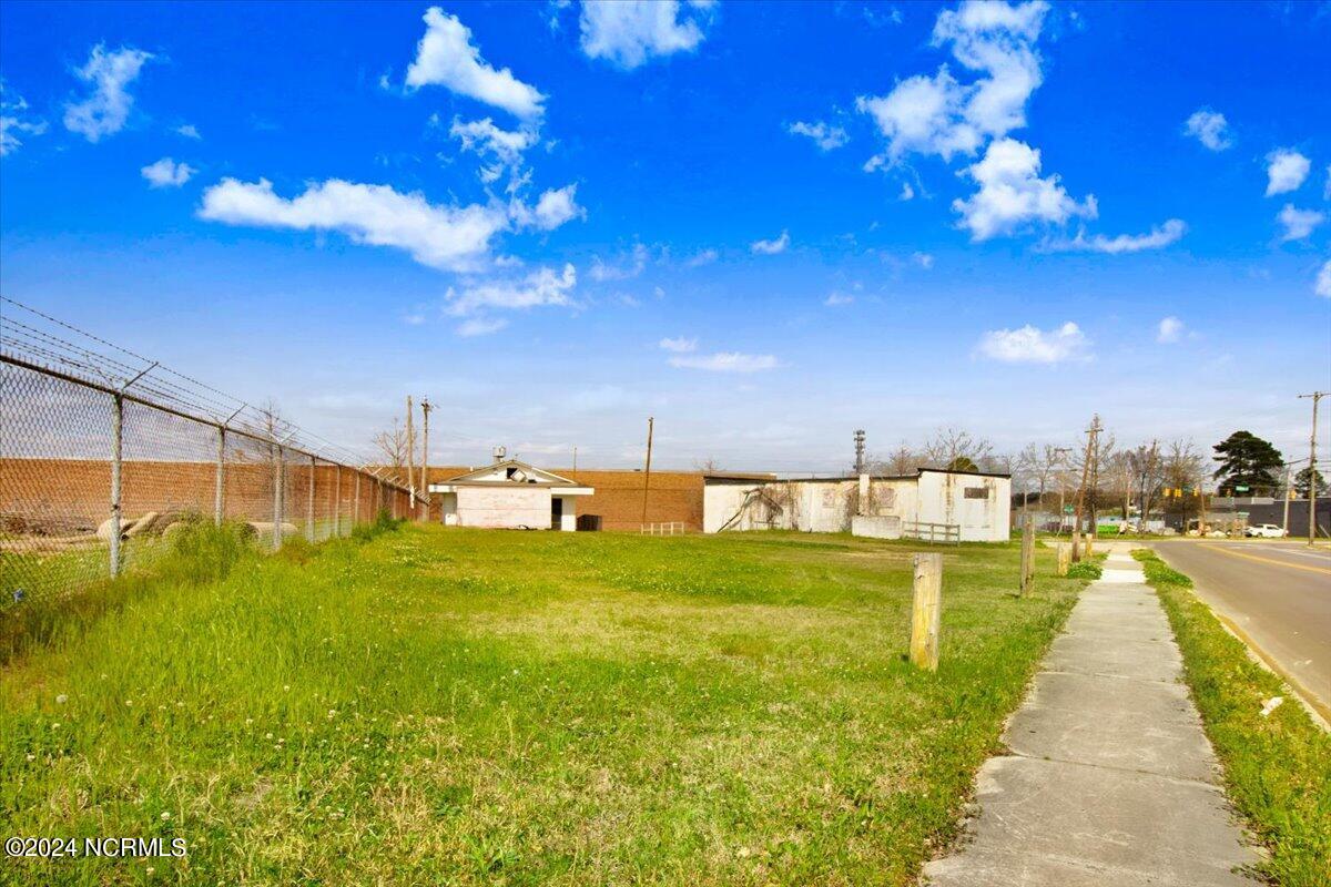312 Herring Avenue E Property Photo 8