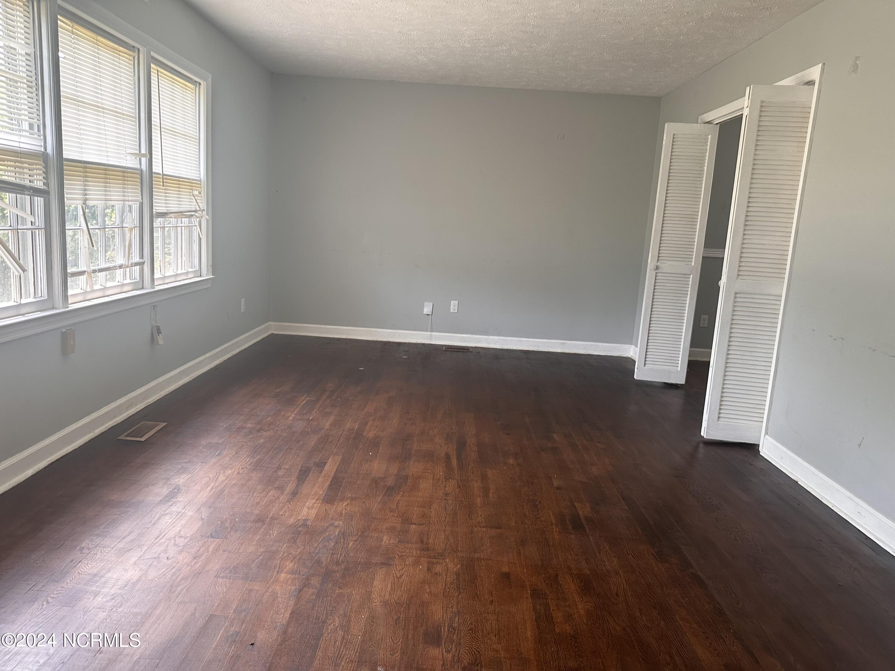 306 W 33rd Street Property Photo 11
