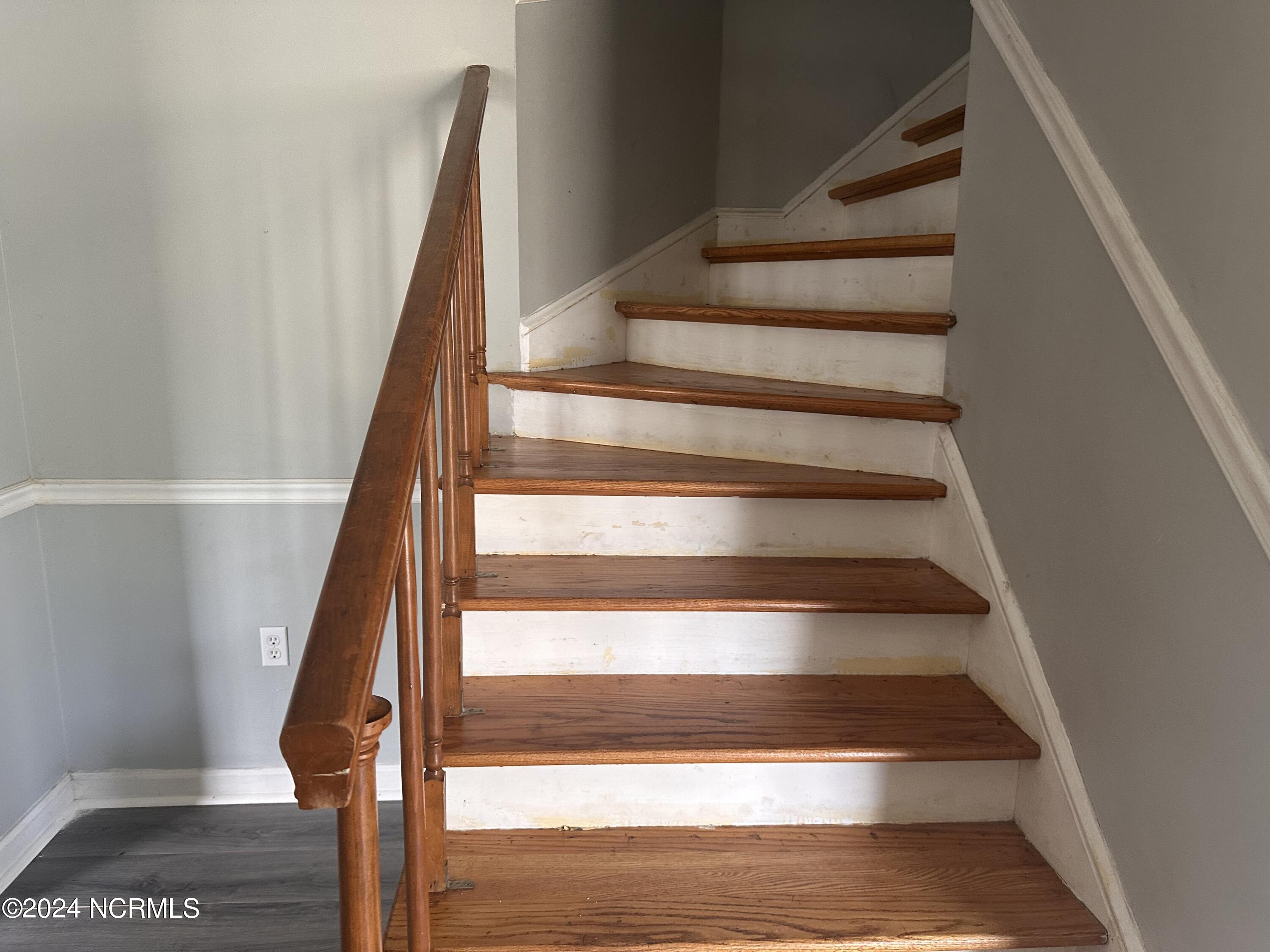 306 W 33rd Street Property Photo 18