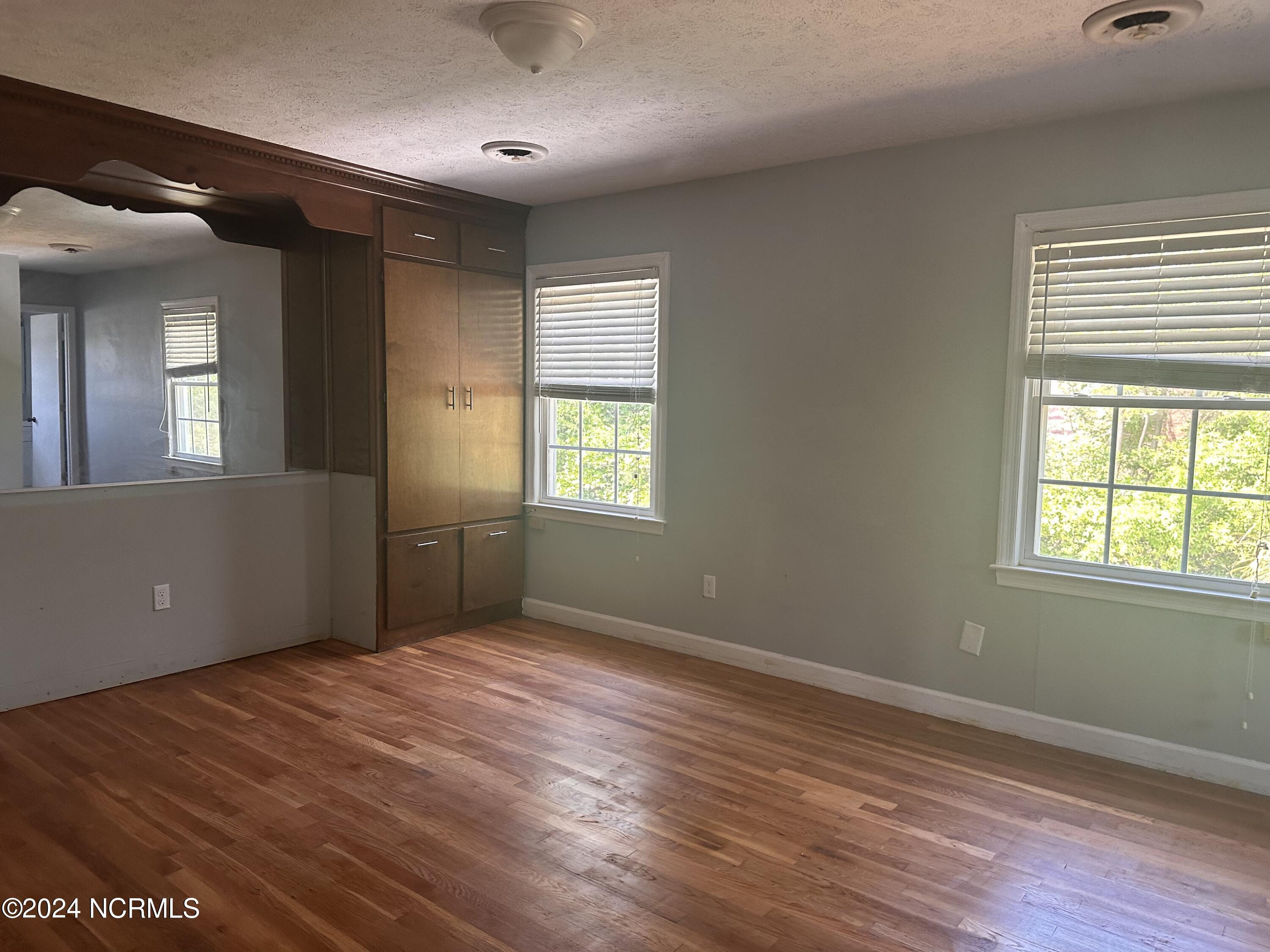 306 W 33rd Street Property Photo 23