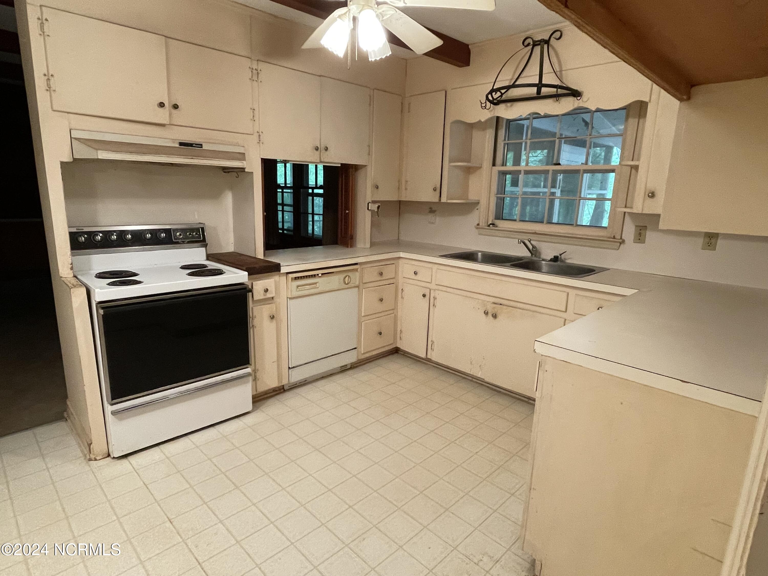2592 Old Glendon Road Property Photo 7