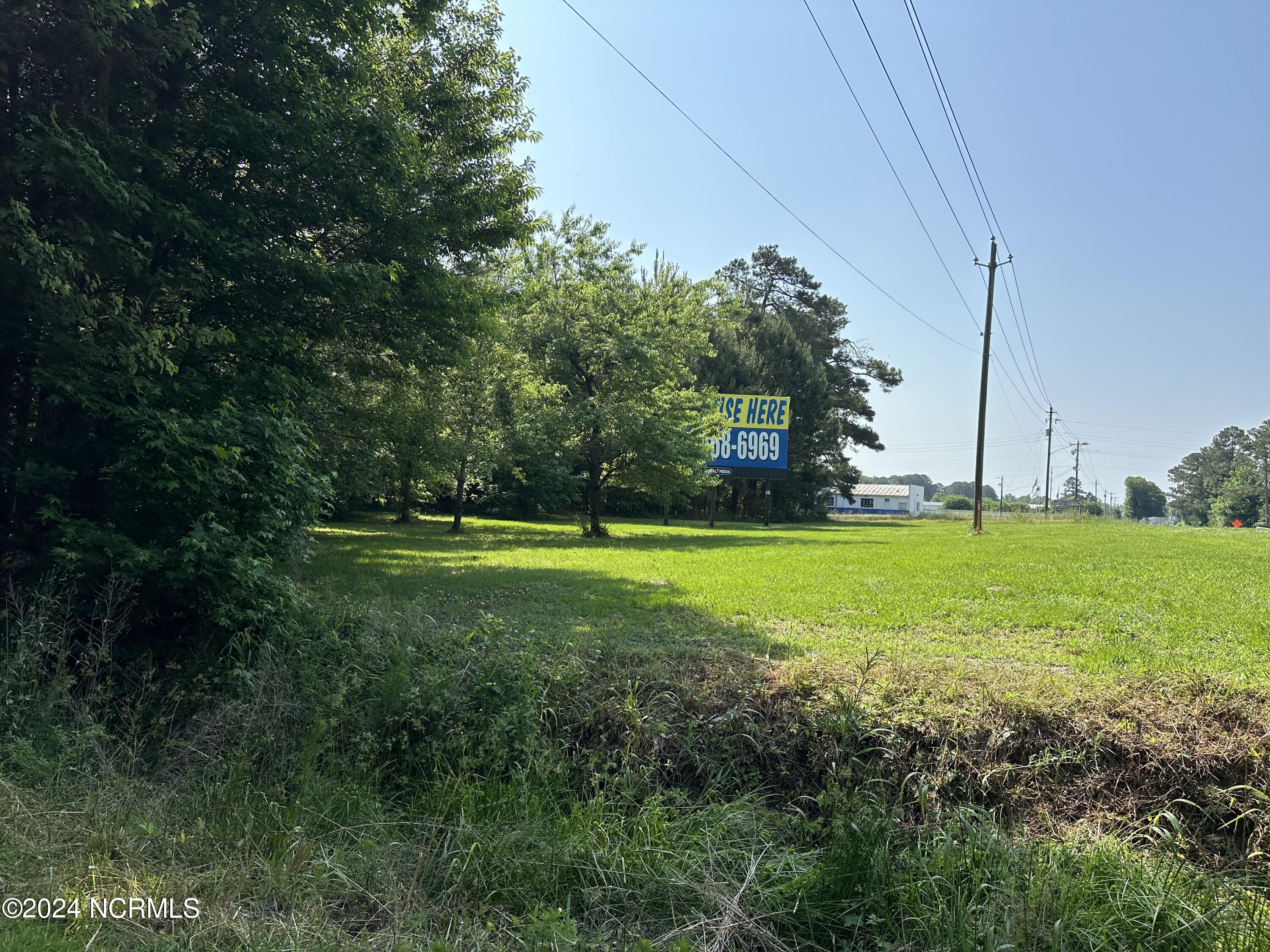 890 N Pine Street Property Photo 4