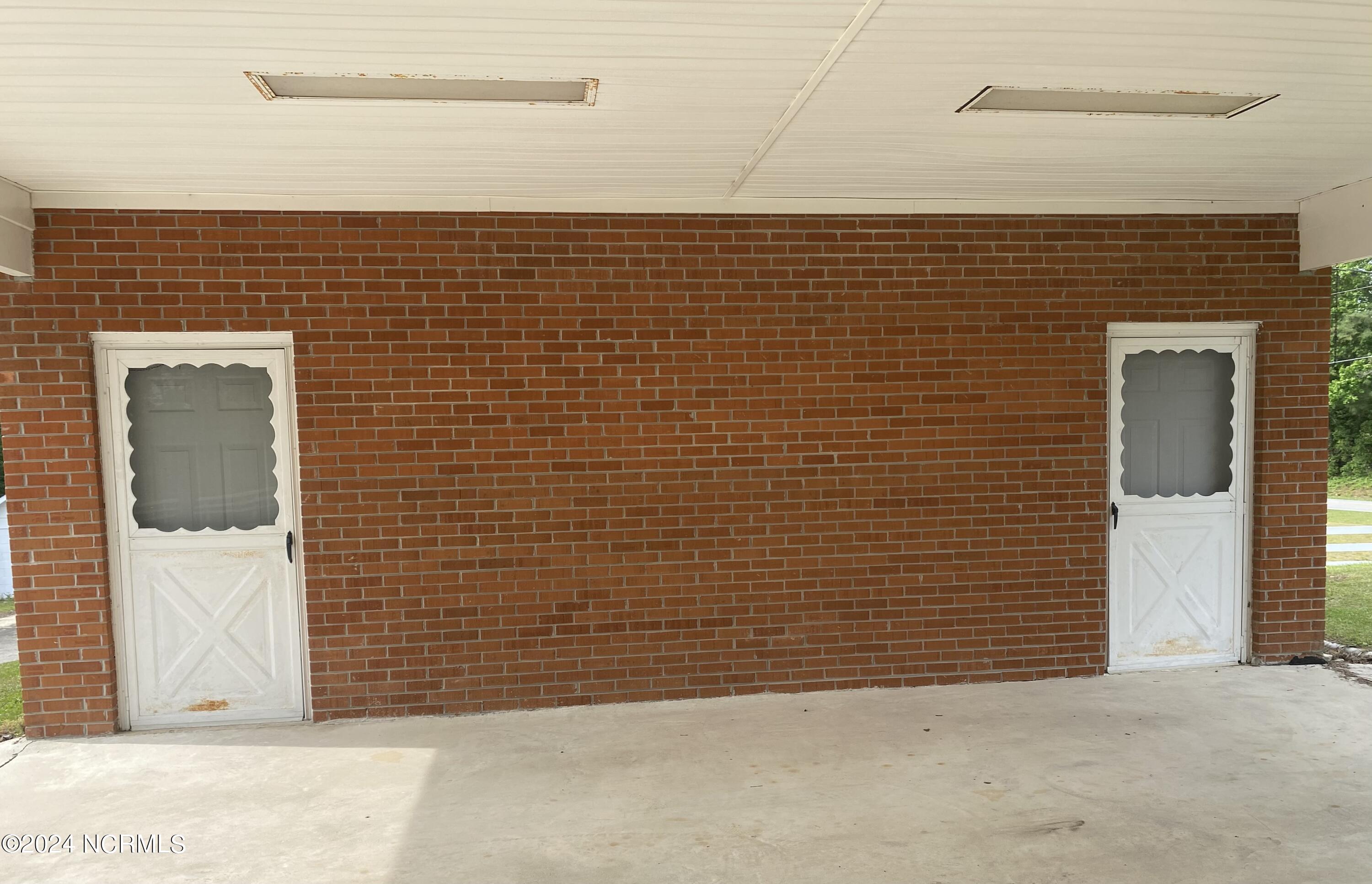 977 Holland Road Property Photo 7