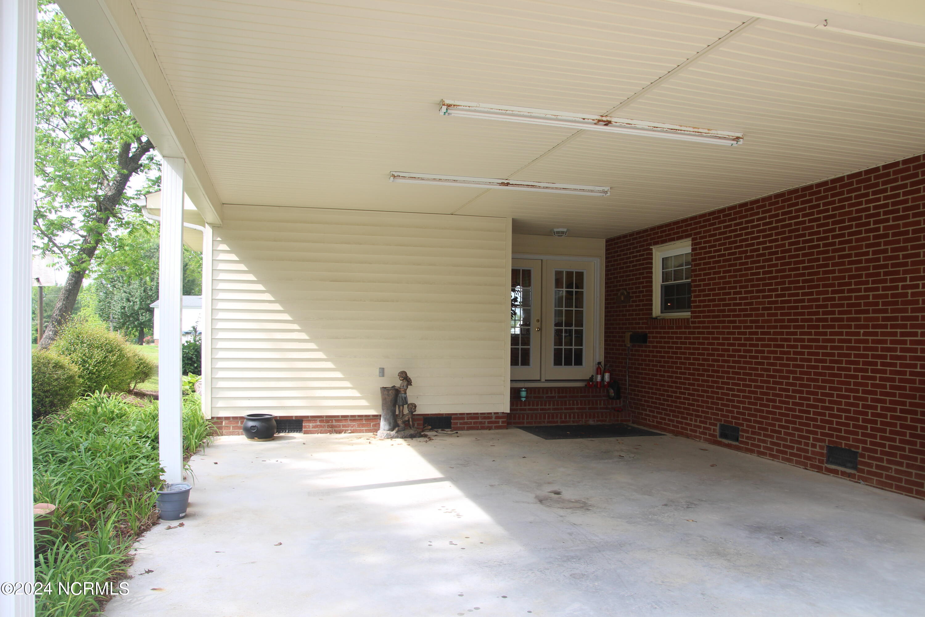 401 E Wilson Street Property Photo 6