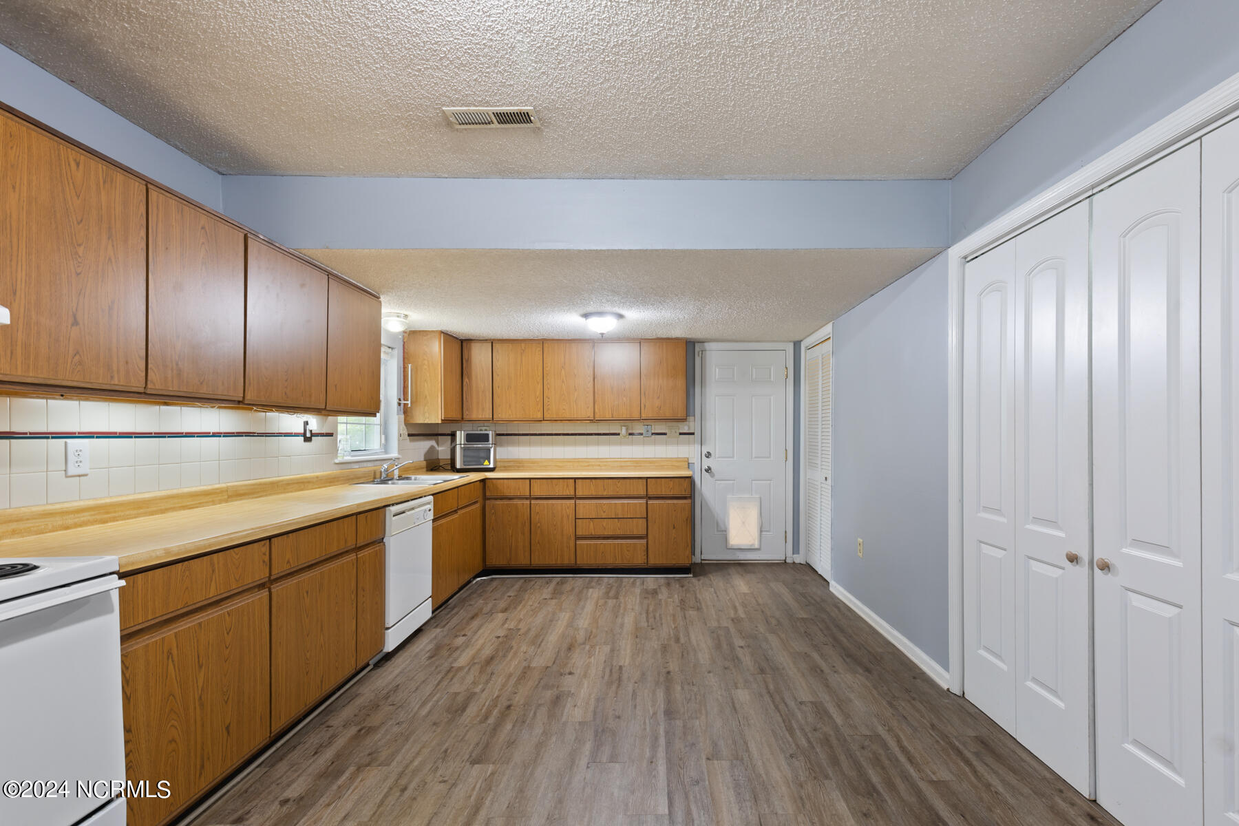 1902 Rolling Ridge Drive Property Photo 12