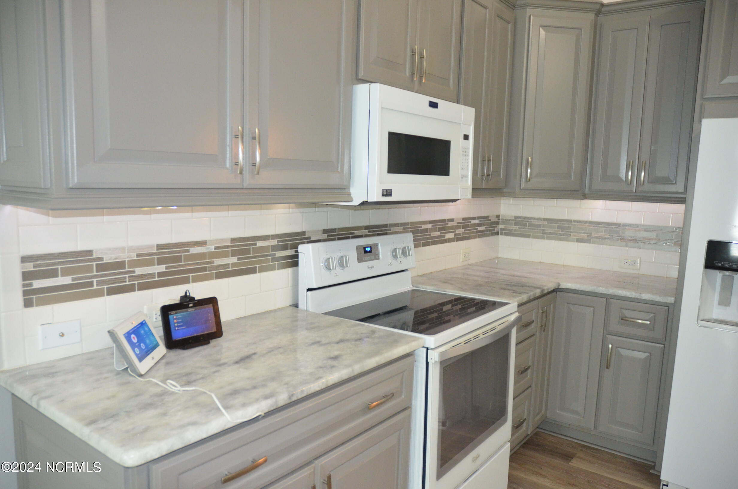899 Kelly Drive Property Photo 3