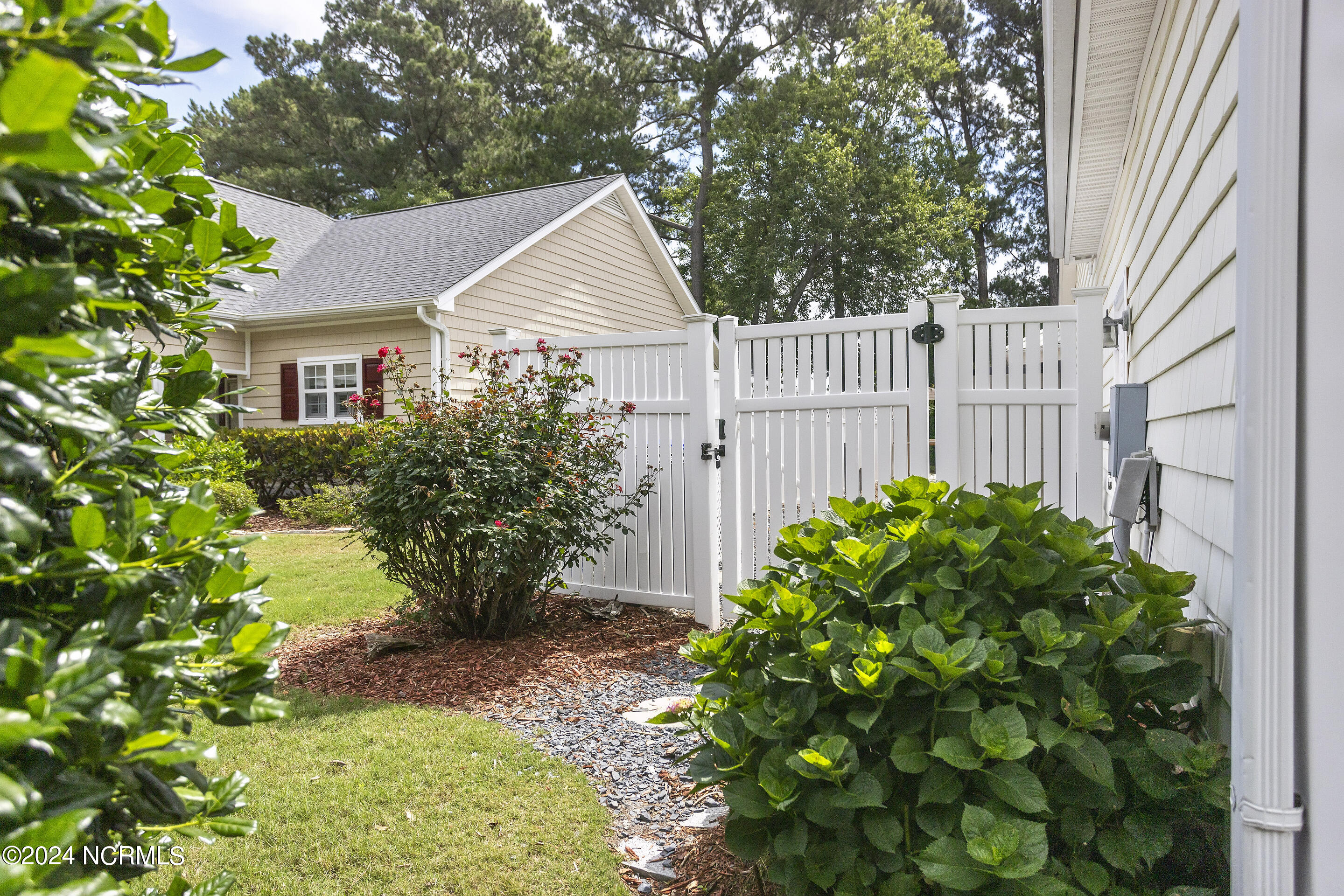 4989 Glen Cove Drive Property Photo 6