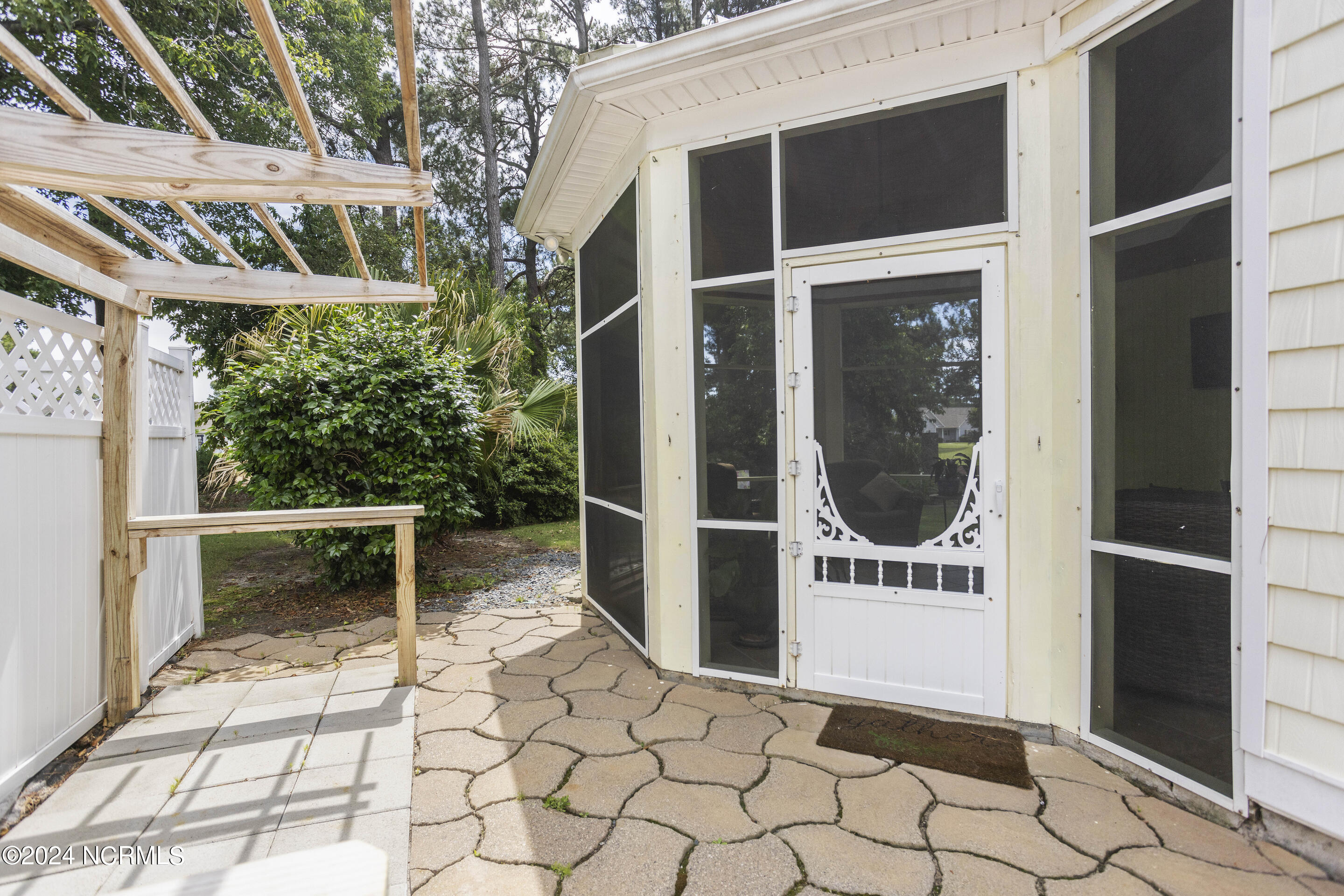 4989 Glen Cove Drive Property Photo 9