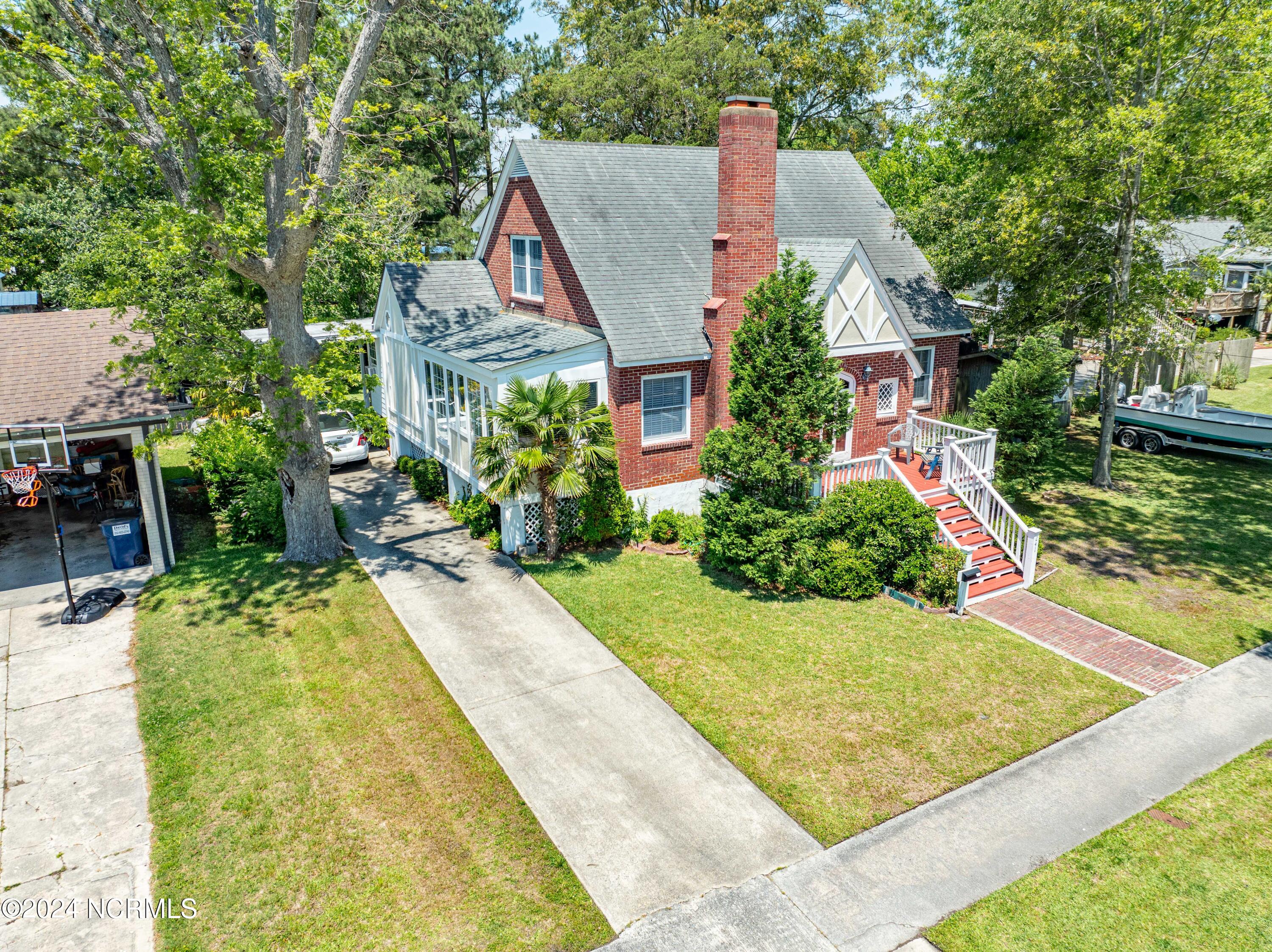 241 Riverview Street Property Photo 5