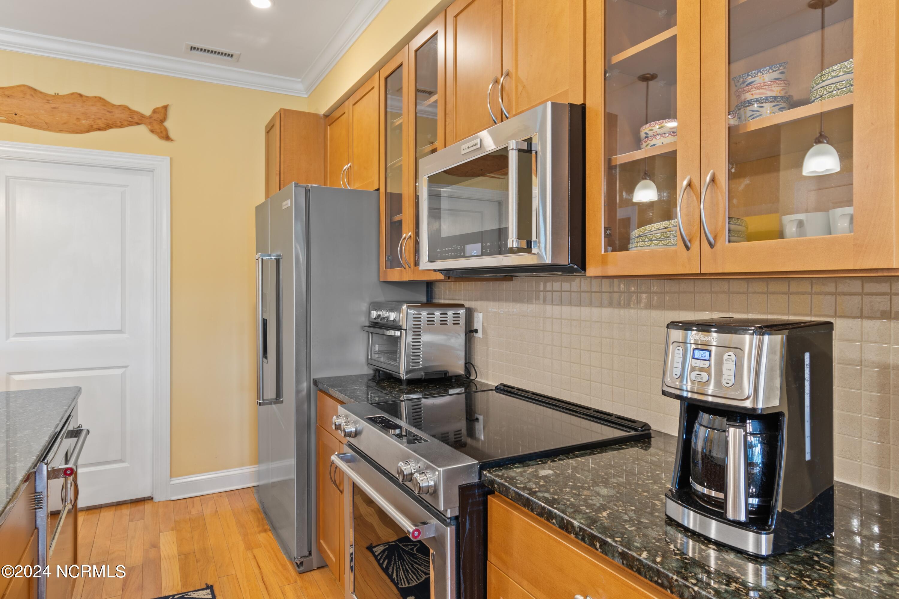 2571 St James Drive Unit 305 Property Photo 17