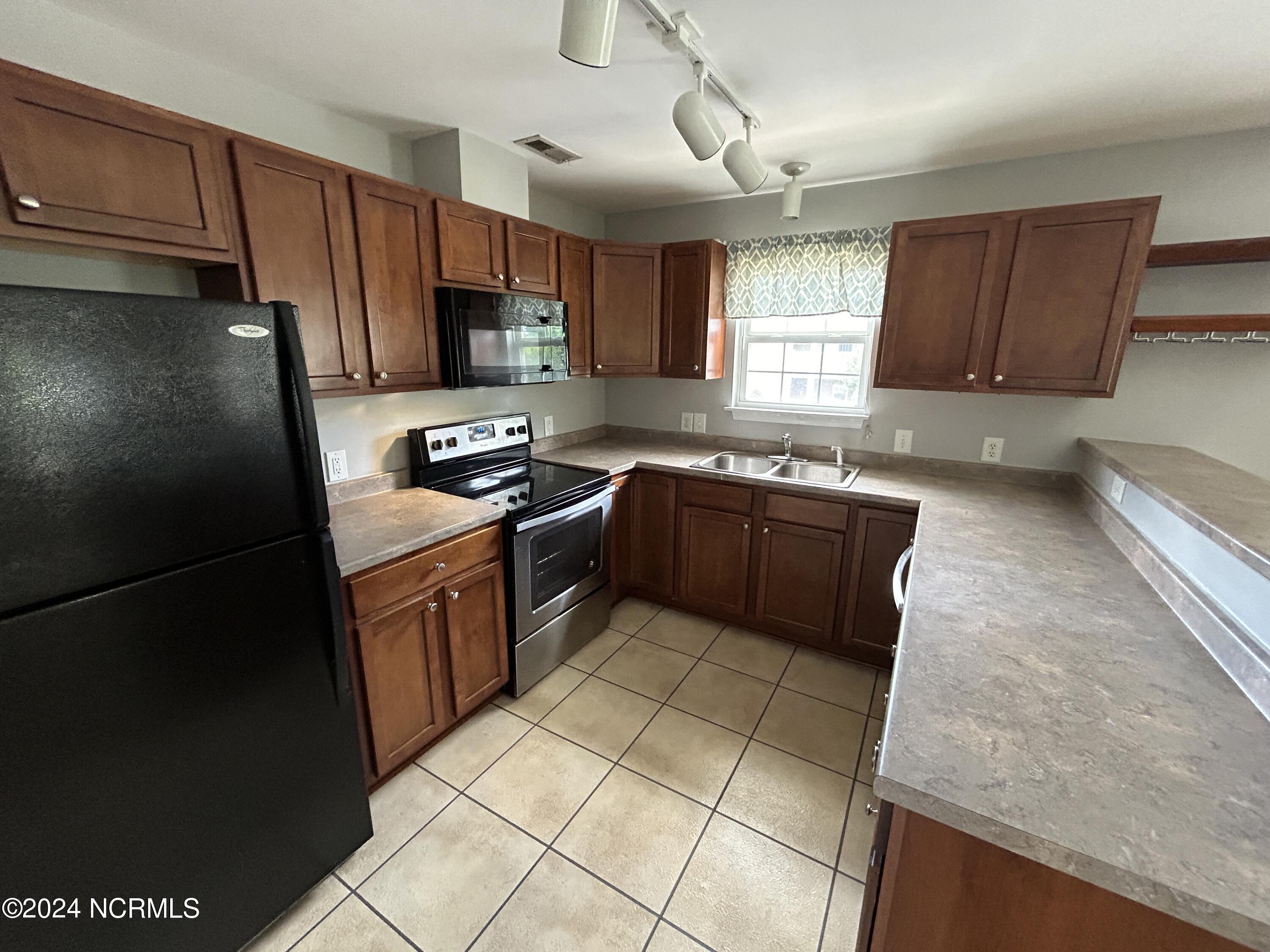 2404 King Richard Court E Property Photo 7
