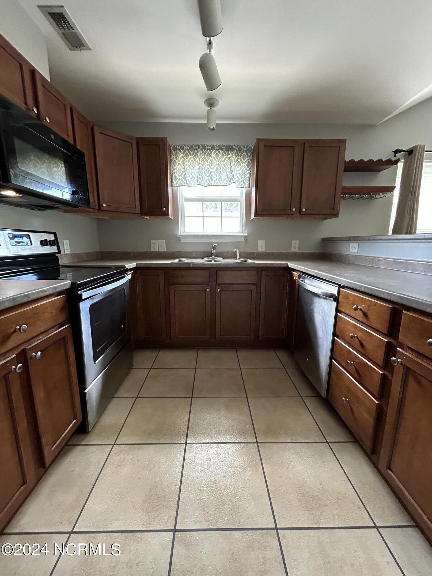 2404 King Richard Court E Property Photo 8