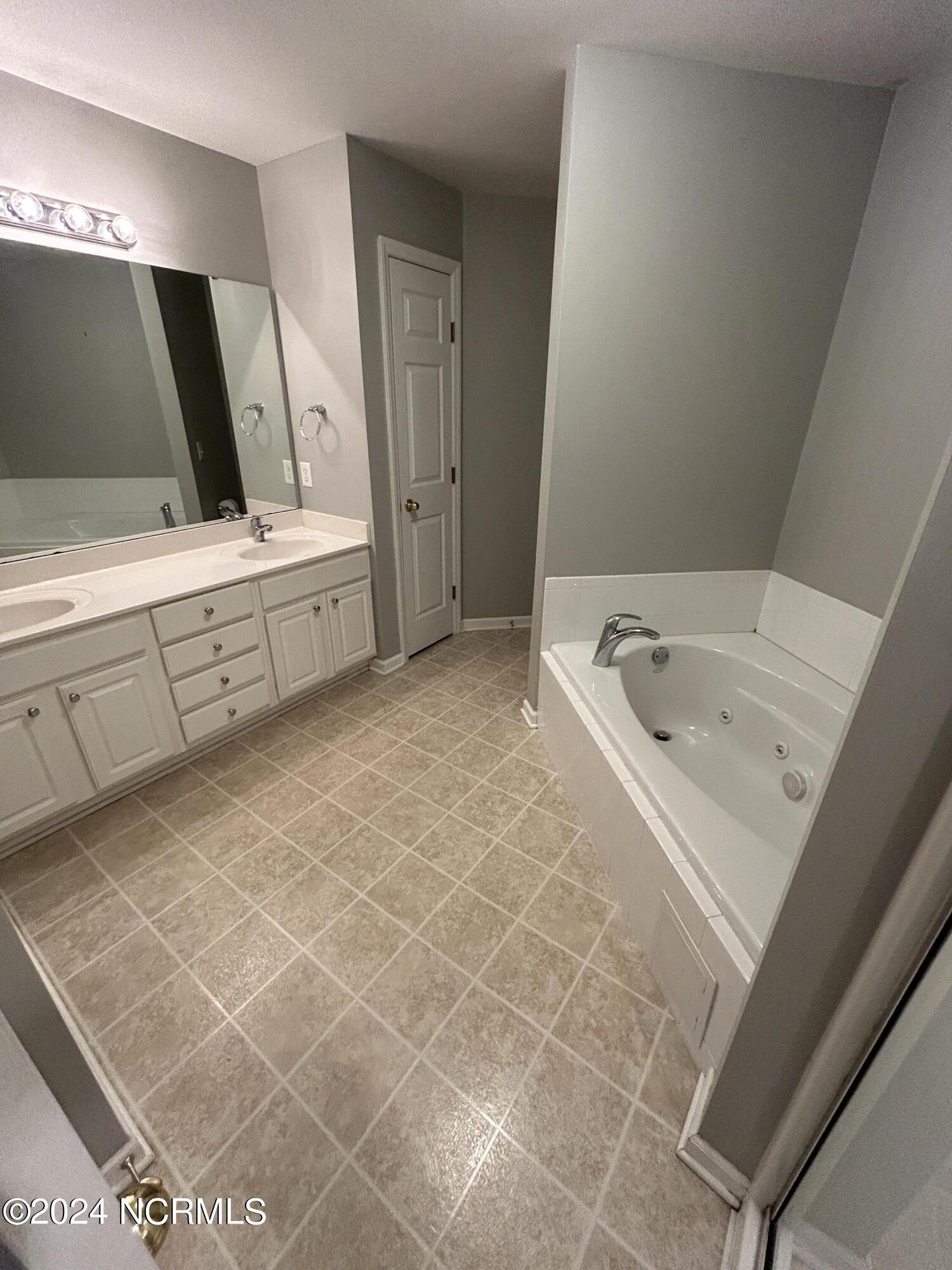 2404 King Richard Court E Property Photo 18