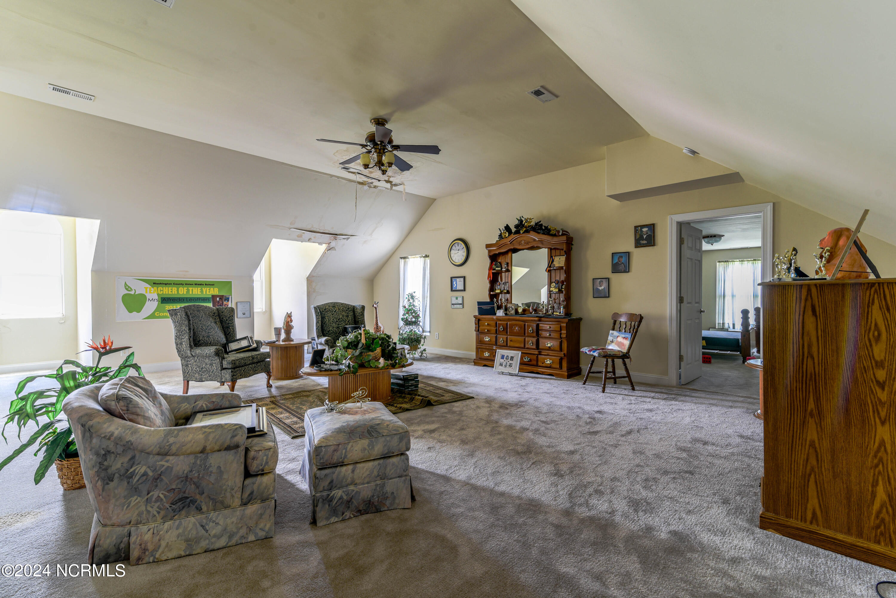 550 W Mill Pond Road Property Photo 8
