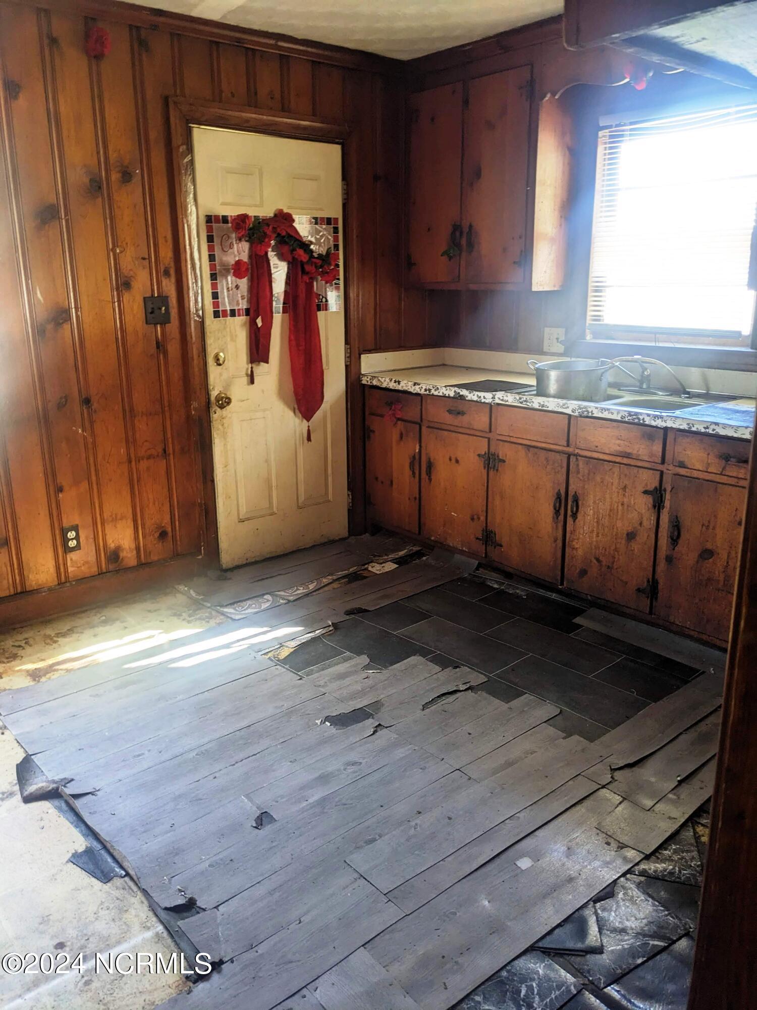 1203 Lincoln Street Property Photo 3