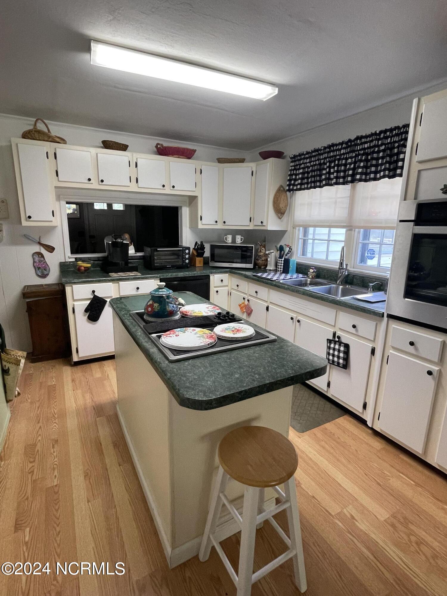 123 Tyson Avenue Property Photo 8