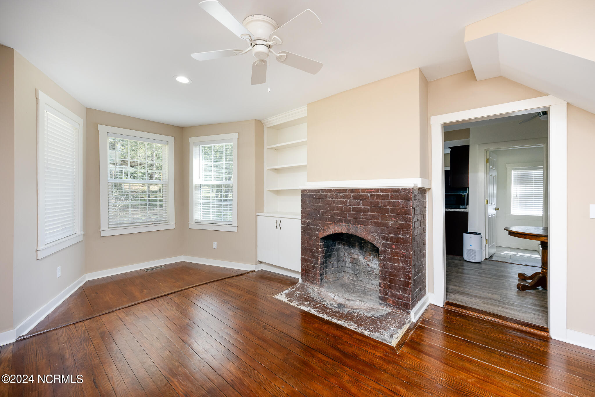 125 N Vermont Avenue Property Photo 3