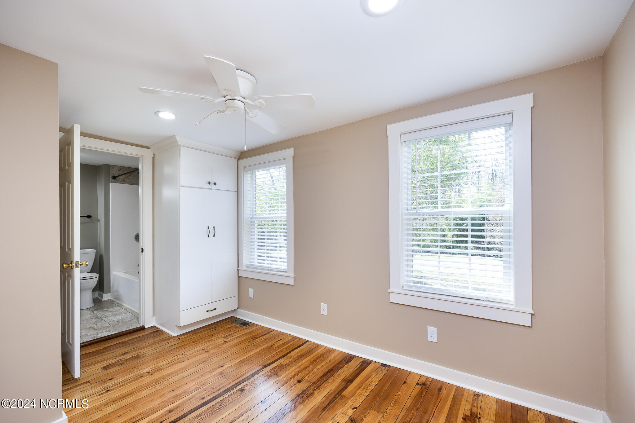 125 N Vermont Avenue Property Photo 6