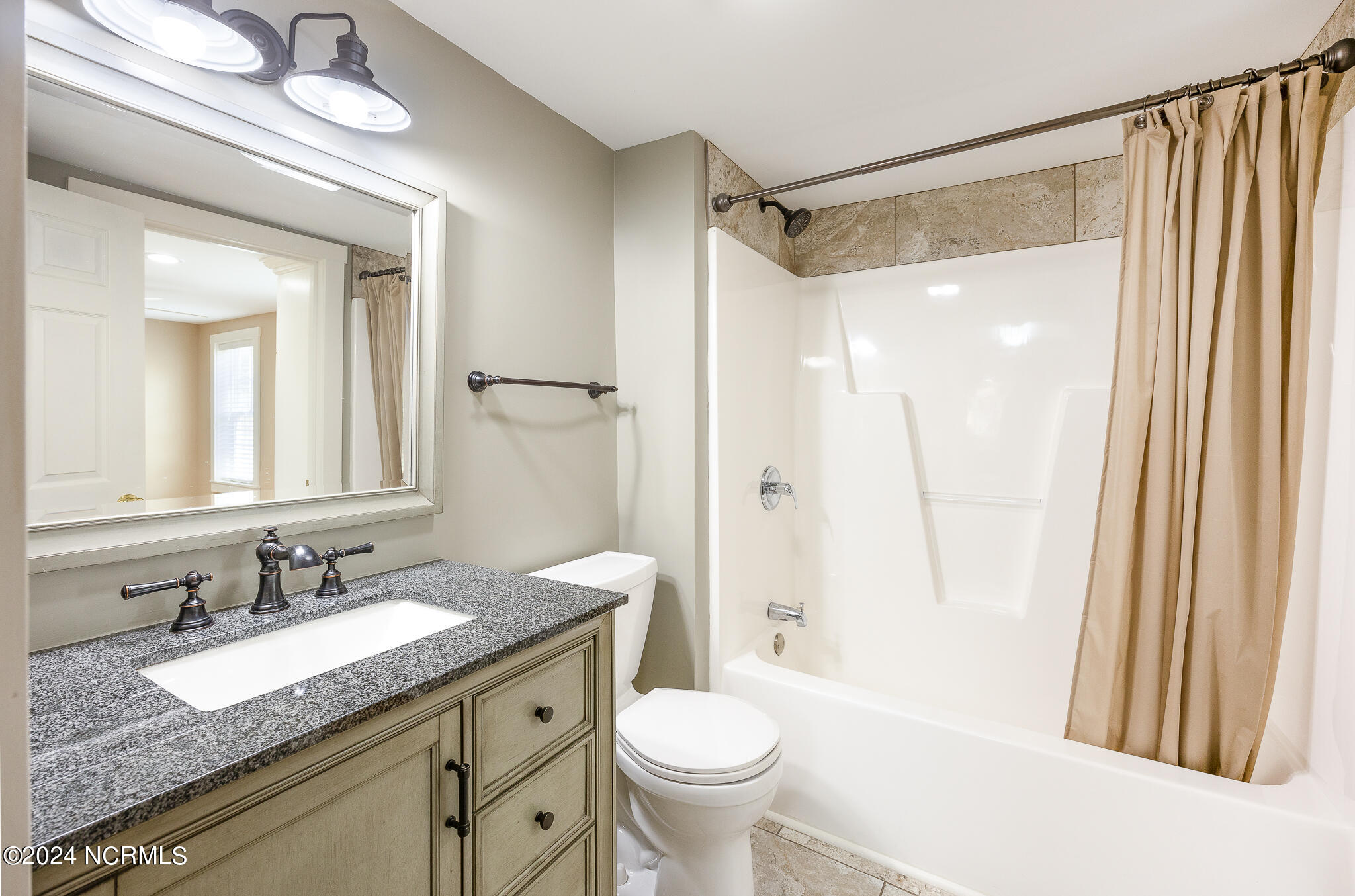 125 N Vermont Avenue Property Photo 8