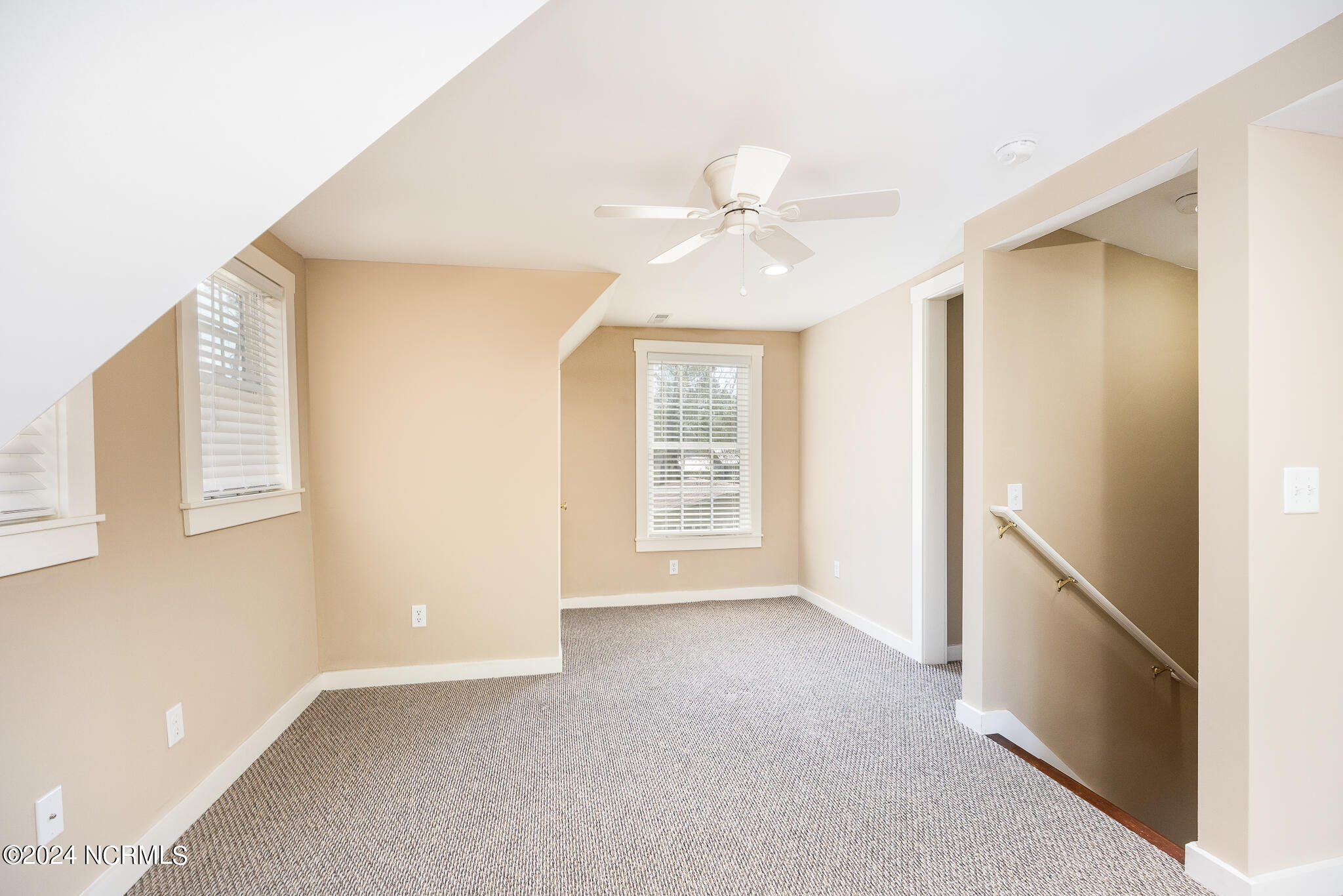 125 N Vermont Avenue Property Photo 18