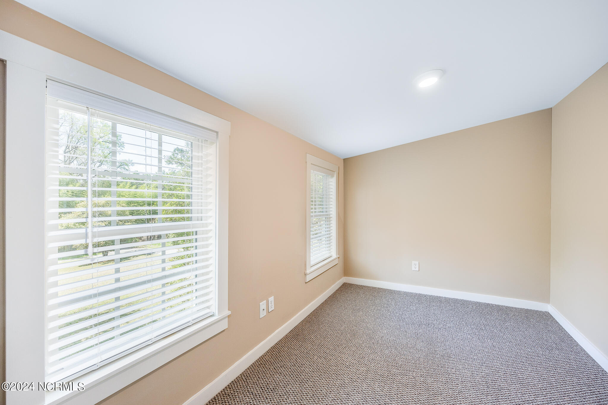125 N Vermont Avenue Property Photo 20
