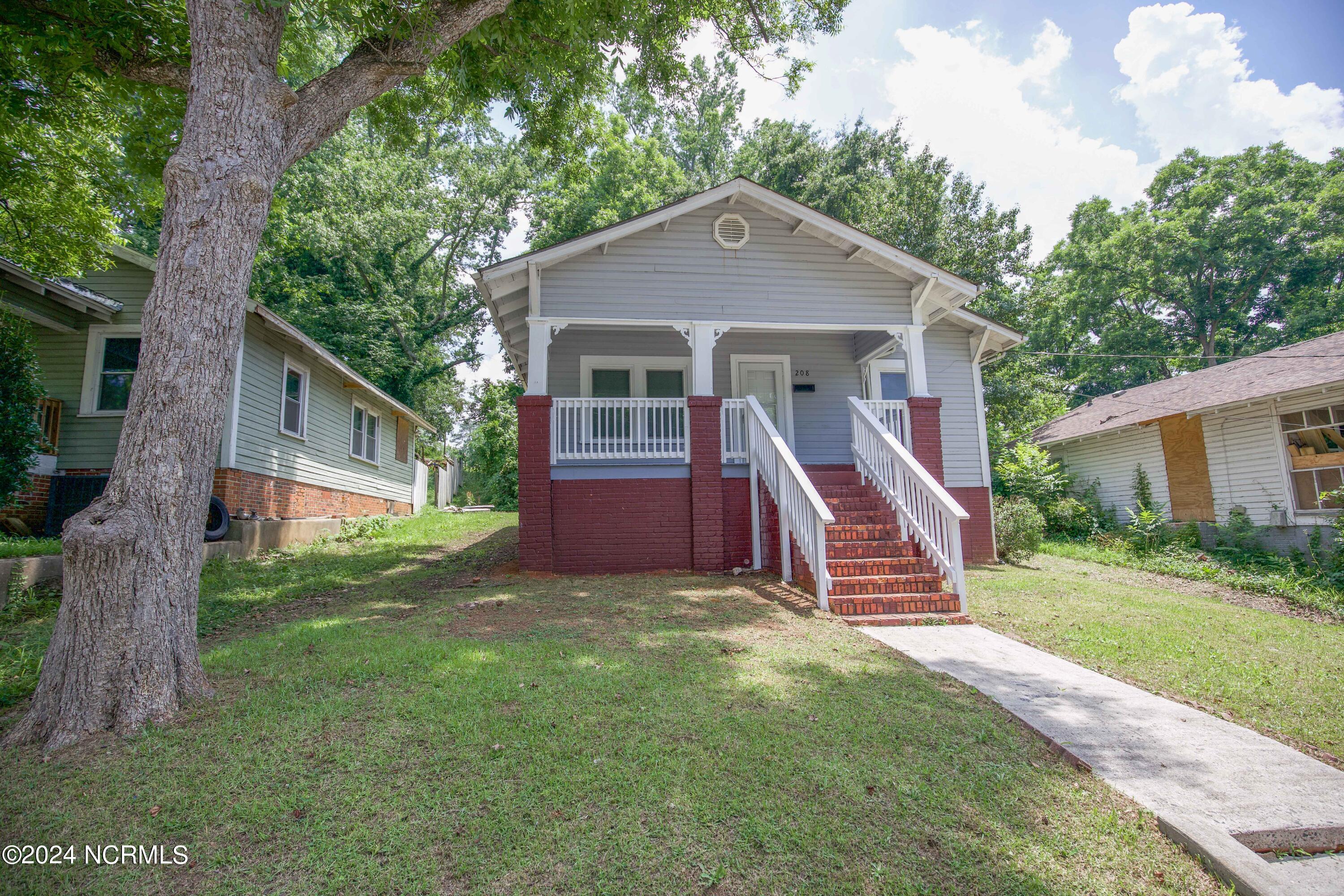 208 Robinson Street Property Photo