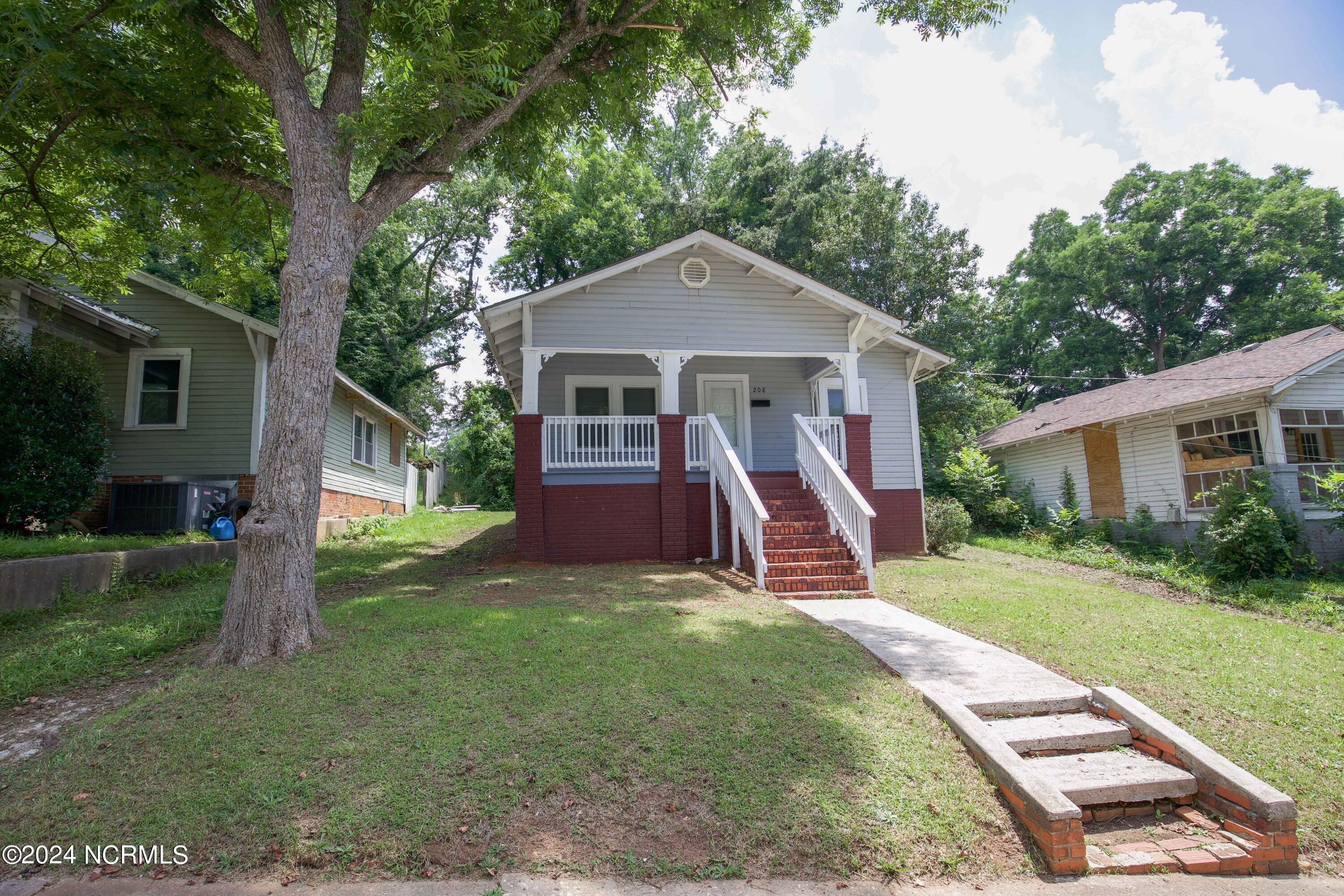 208 Robinson Street Property Photo 2