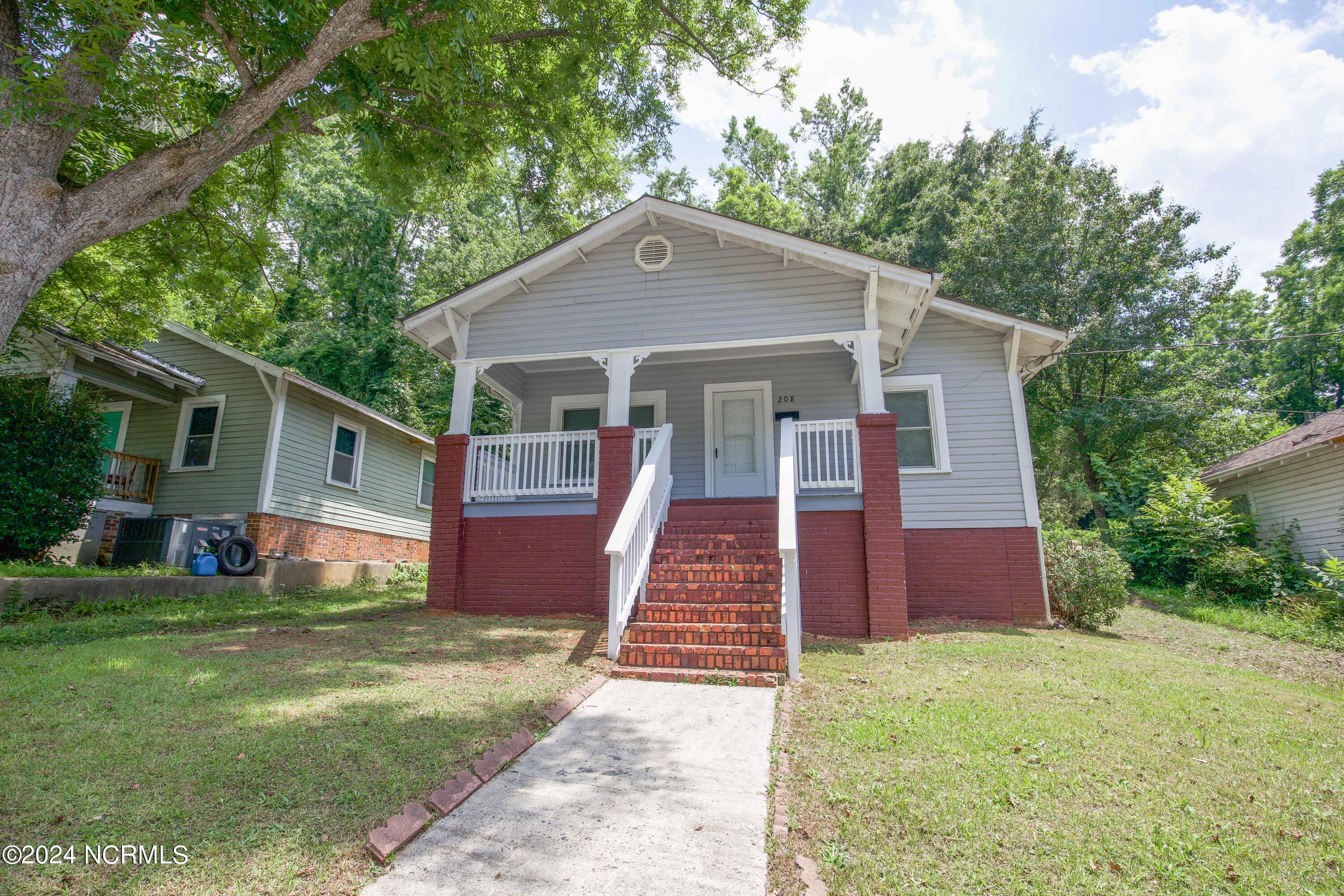 208 Robinson Street Property Photo 4