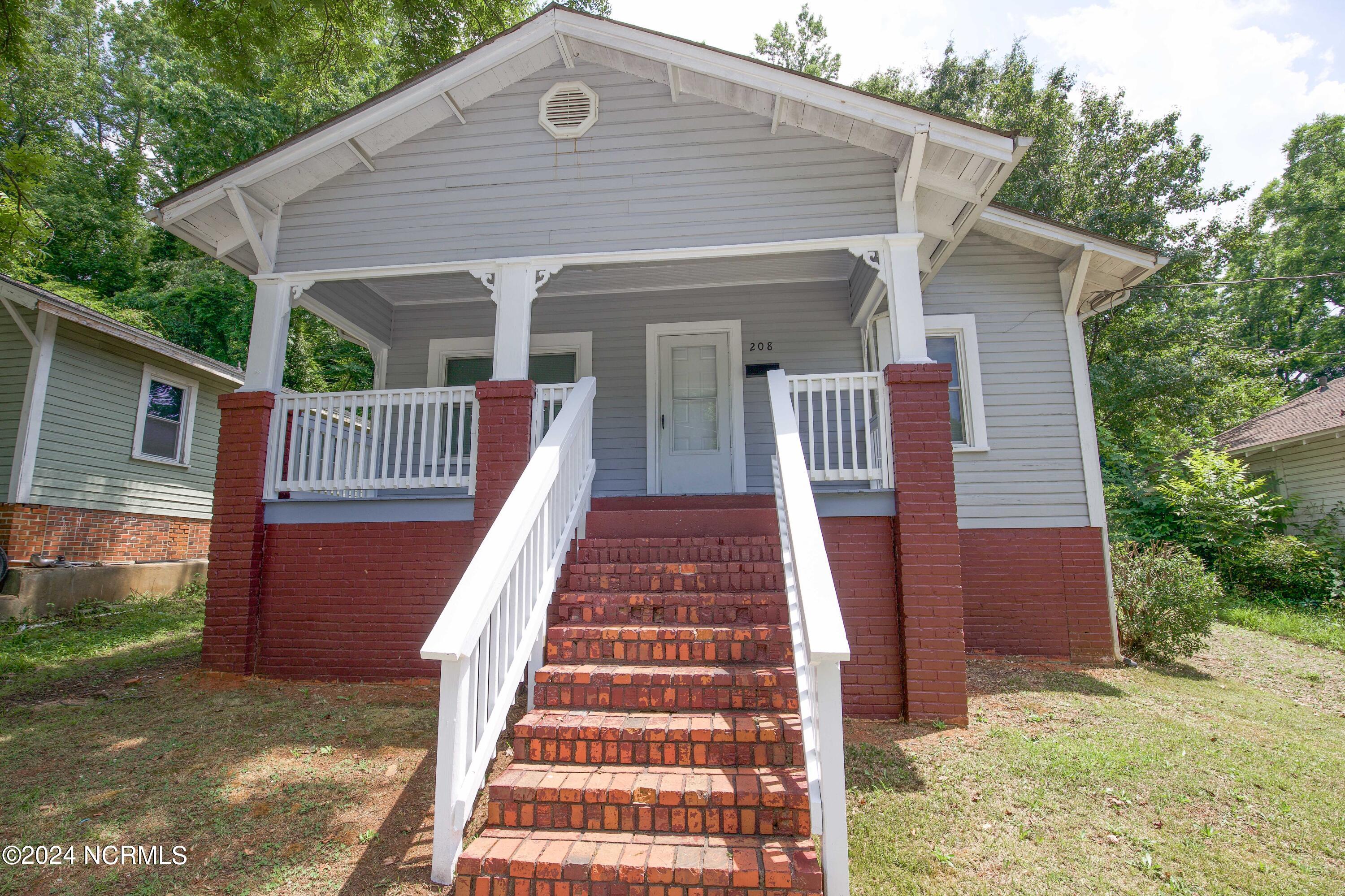 208 Robinson Street Property Photo 5