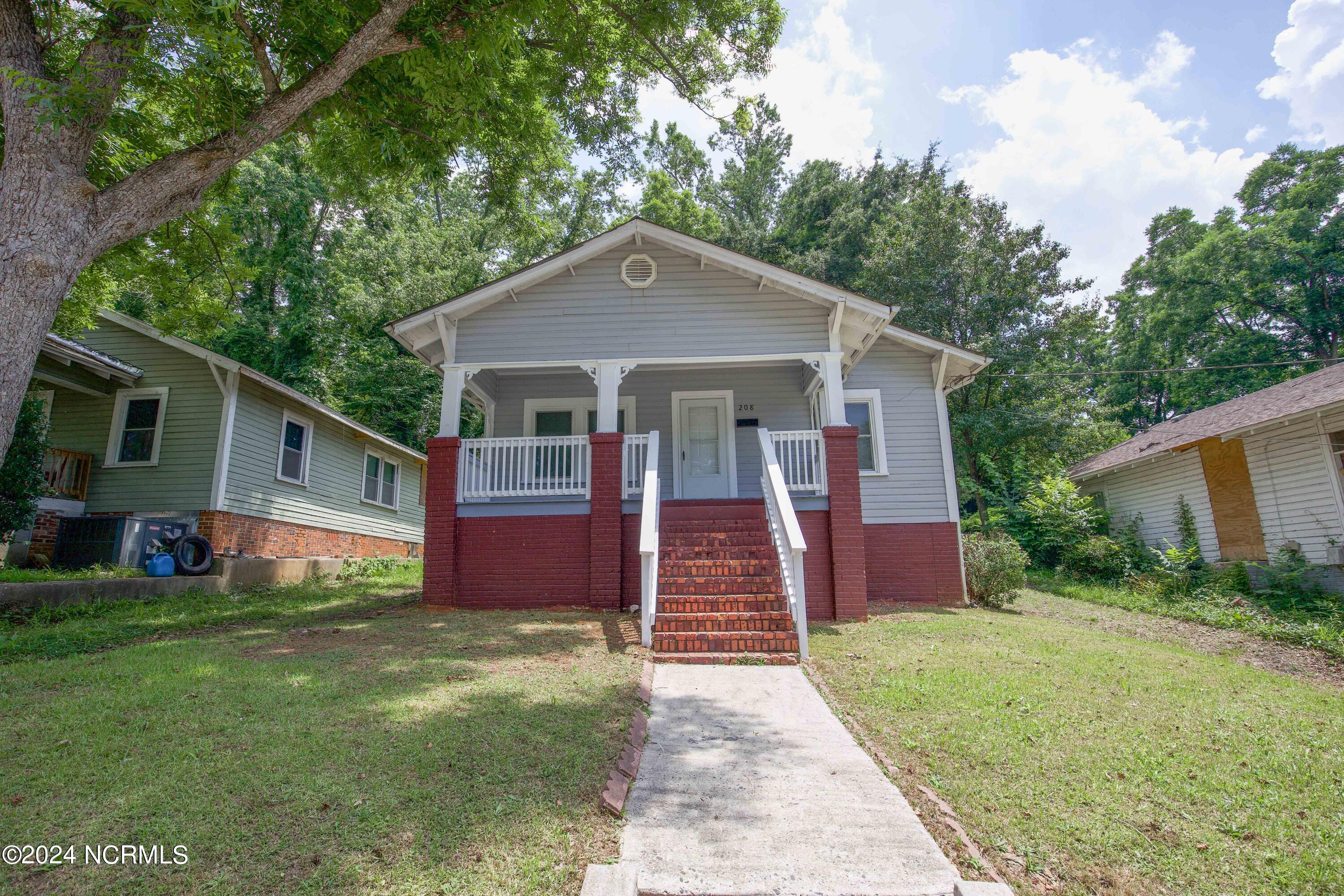208 Robinson Street Property Photo 6
